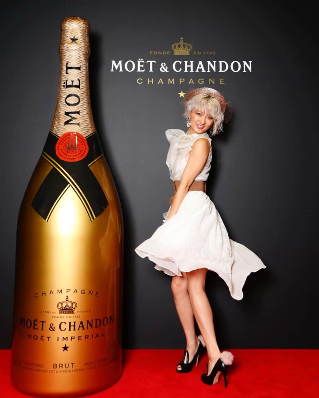 のインスタグラム：「@moetchandon imperial 150anniversary party at @teamlab_news Odaiba #moetmoment  with lovely @samanthamariko 🥰🥰🌹 @bouncy.news 用に動画撮ったけどうまく編集出来るかなー！これから徹夜！🌝🌝❤️🌻 かすみ草のカクテル🍸かわいい🥺❤️🐝 #学生の頃に買った @playroom_official のスカートここで役立ったw #物持ち良いw  #dresscode #white&goldchic #4枚目スマホ📱フィルター無しでも盛れたからupしとくわ 笑」