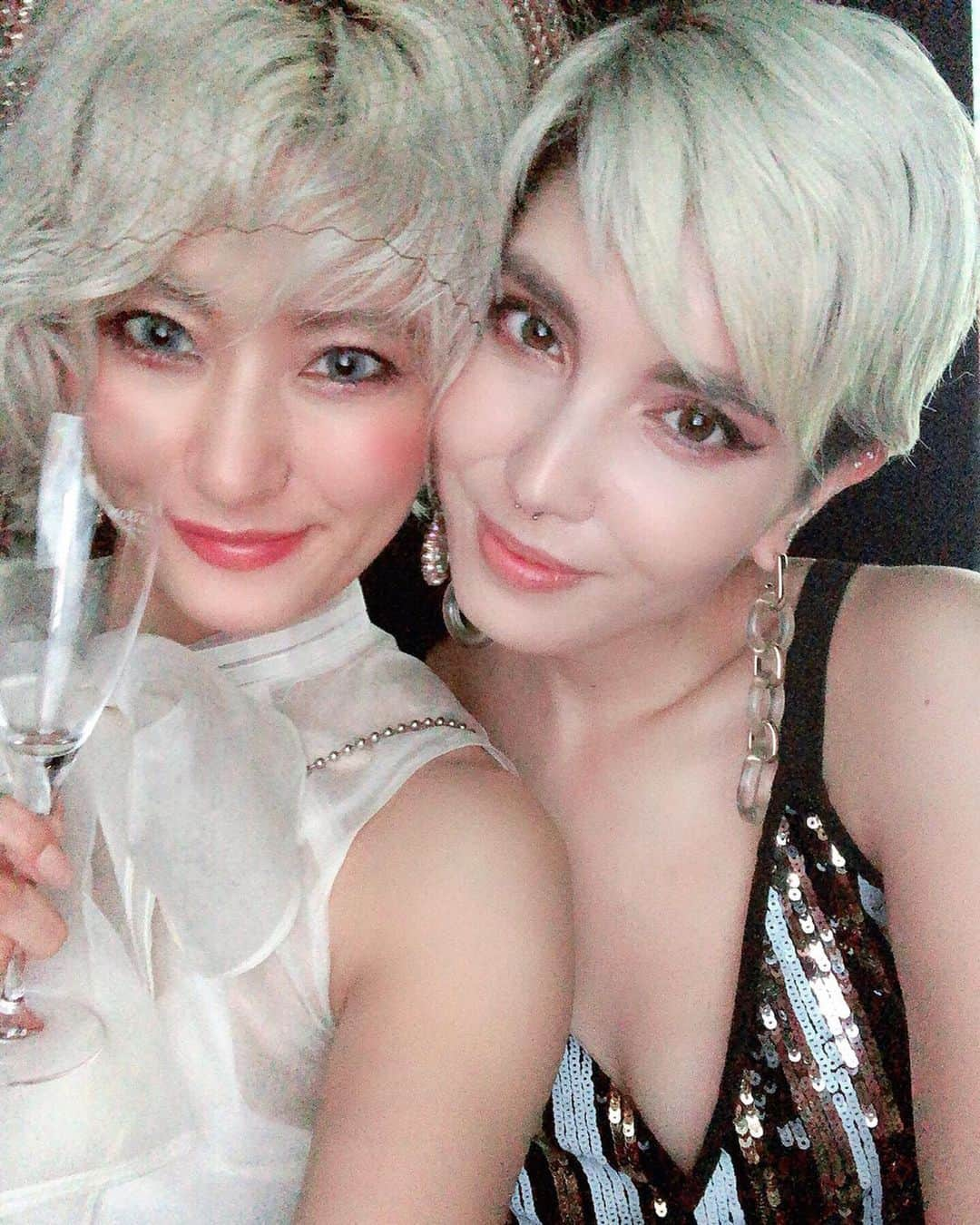 中川友里さんのインスタグラム写真 - (中川友里Instagram)「@moetchandon imperial 150anniversary party at @teamlab_news Odaiba #moetmoment  with lovely @samanthamariko 🥰🥰🌹 @bouncy.news 用に動画撮ったけどうまく編集出来るかなー！これから徹夜！🌝🌝❤️🌻 かすみ草のカクテル🍸かわいい🥺❤️🐝 #学生の頃に買った @playroom_official のスカートここで役立ったw #物持ち良いw  #dresscode #white&goldchic #4枚目スマホ📱フィルター無しでも盛れたからupしとくわ 笑」6月23日 19時29分 - darayunya