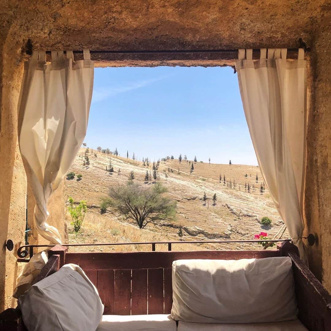 Airbnbさんのインスタグラム写真 - (AirbnbInstagram)「Designed by Jordanian architect Ammar Khammash, this artist’s villa rises seamlessly from the landscape. But even the natural elements—like a tiny splash of pink flowers against the golden hillside—seem tailor-made to spark creativity. Recent guests have been inspired to leave behind one unfinished artwork for a future guest (aka you) to complete. ⁣ ⁣ Photo: @lddddd」6月23日 19時30分 - airbnb