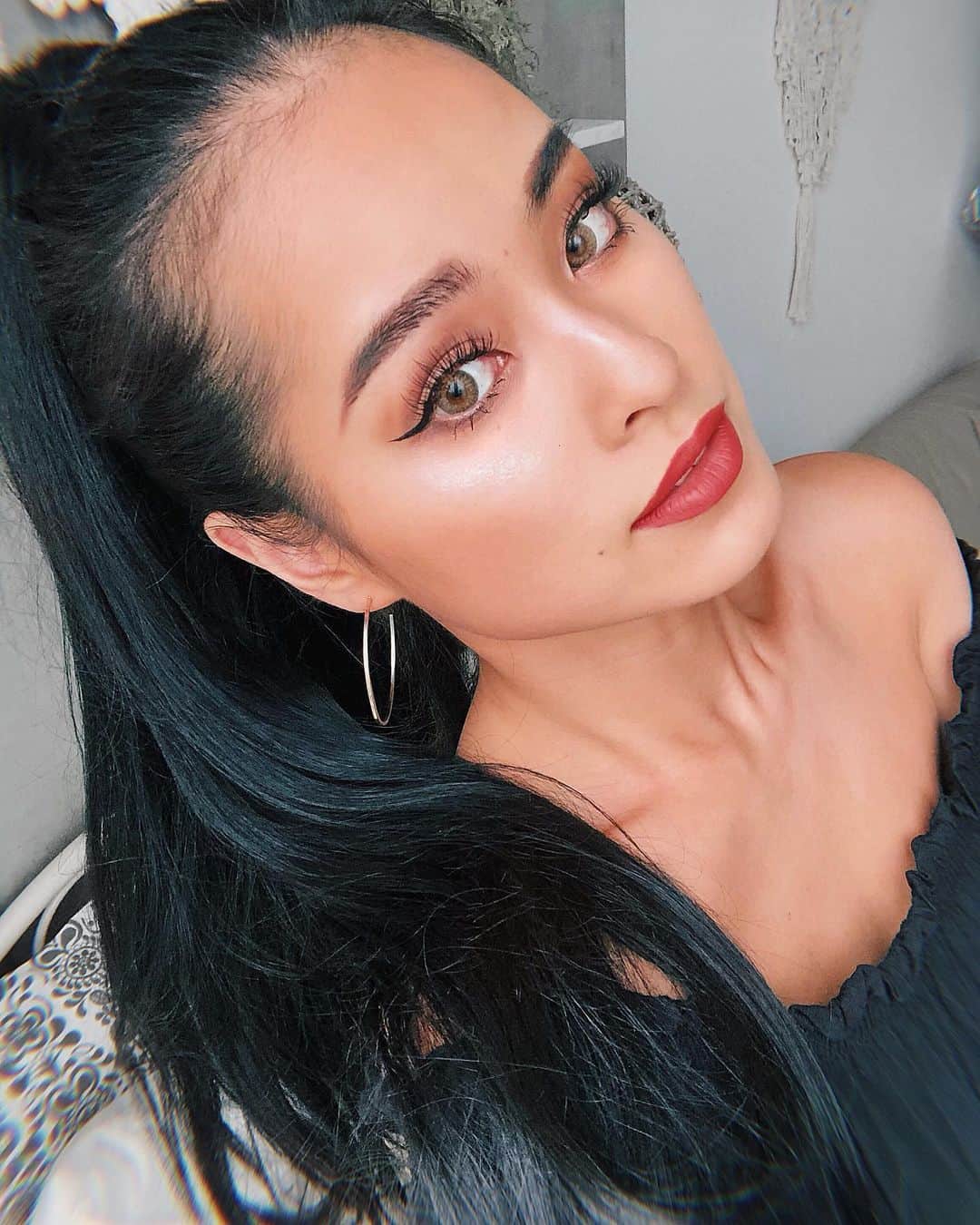 のインスタグラム：「好評だったブラックポニー😂😂 好評すぎて黒髪ロングが恋しくなっちゃいました(単純) これね、ただ単に黒ポニーウィッグつけてるだけで髪の毛自体は変わらず #まてぃわーくす グラデであります🐷 ・ YELLO名古屋に入る前にマツエクリペアMALIBU大山に駆け込んでリサさんにばっちりまつ毛にしてもらって挑んでおりました🔥詳しくは @hilokit 様へ🧡💛 #instagood#instadaily#selfie#blackhair#ponytail#love#makeup#eyelashextensions#newhair」