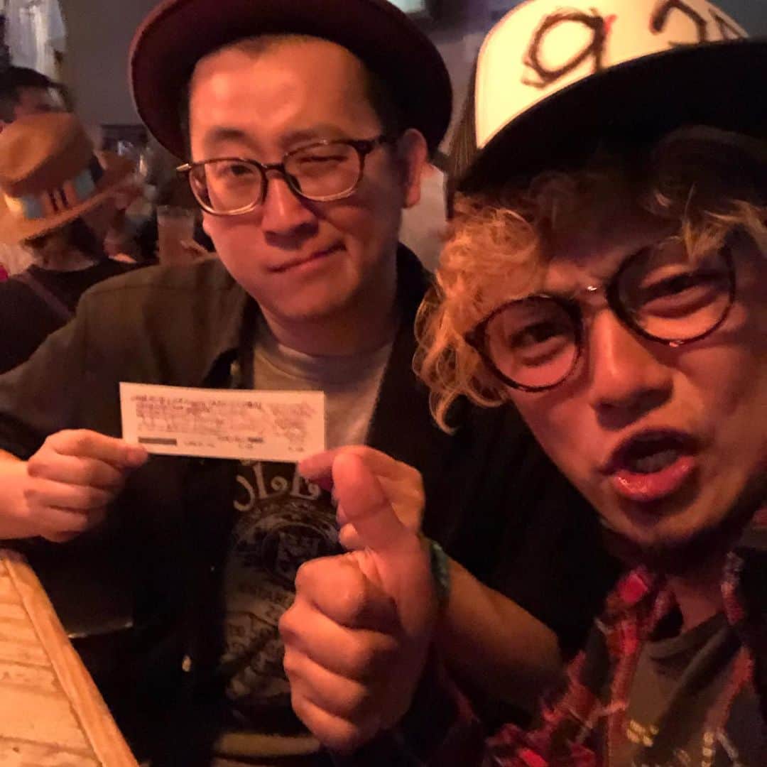 松野浩介さんのインスタグラム写真 - (松野浩介Instagram)「【324日目】 6月22日(土) 現場早めに終わって、 次の日が遅かったので、 ろく夜に飲みに行った。 チケット置いてくれて、 みんな買ってくれた。 たまらねぇなぁ。飲んじゃったよ。 乎都はとてつもない天パで、 実家でじいちゃんばあちゃんと遊んでたみたいです！ #ぺーぺー親父のくそ日記 #生後324日目 #生後10ヶ月 #赤ちゃん #女の子 #親父 #娘 #奥さん #松野家 #夫婦 #親子 #家族写真 #松野浩介 #森岡朋奈 #theだいじょぶズ #9月30日 #恵比寿 #リキッドルーム #ワンマン」6月23日 19時42分 - kosuke_matsuno