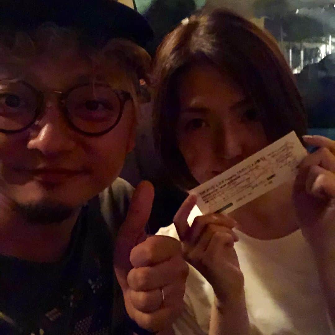 松野浩介さんのインスタグラム写真 - (松野浩介Instagram)「【324日目】 6月22日(土) 現場早めに終わって、 次の日が遅かったので、 ろく夜に飲みに行った。 チケット置いてくれて、 みんな買ってくれた。 たまらねぇなぁ。飲んじゃったよ。 乎都はとてつもない天パで、 実家でじいちゃんばあちゃんと遊んでたみたいです！ #ぺーぺー親父のくそ日記 #生後324日目 #生後10ヶ月 #赤ちゃん #女の子 #親父 #娘 #奥さん #松野家 #夫婦 #親子 #家族写真 #松野浩介 #森岡朋奈 #theだいじょぶズ #9月30日 #恵比寿 #リキッドルーム #ワンマン」6月23日 19時42分 - kosuke_matsuno