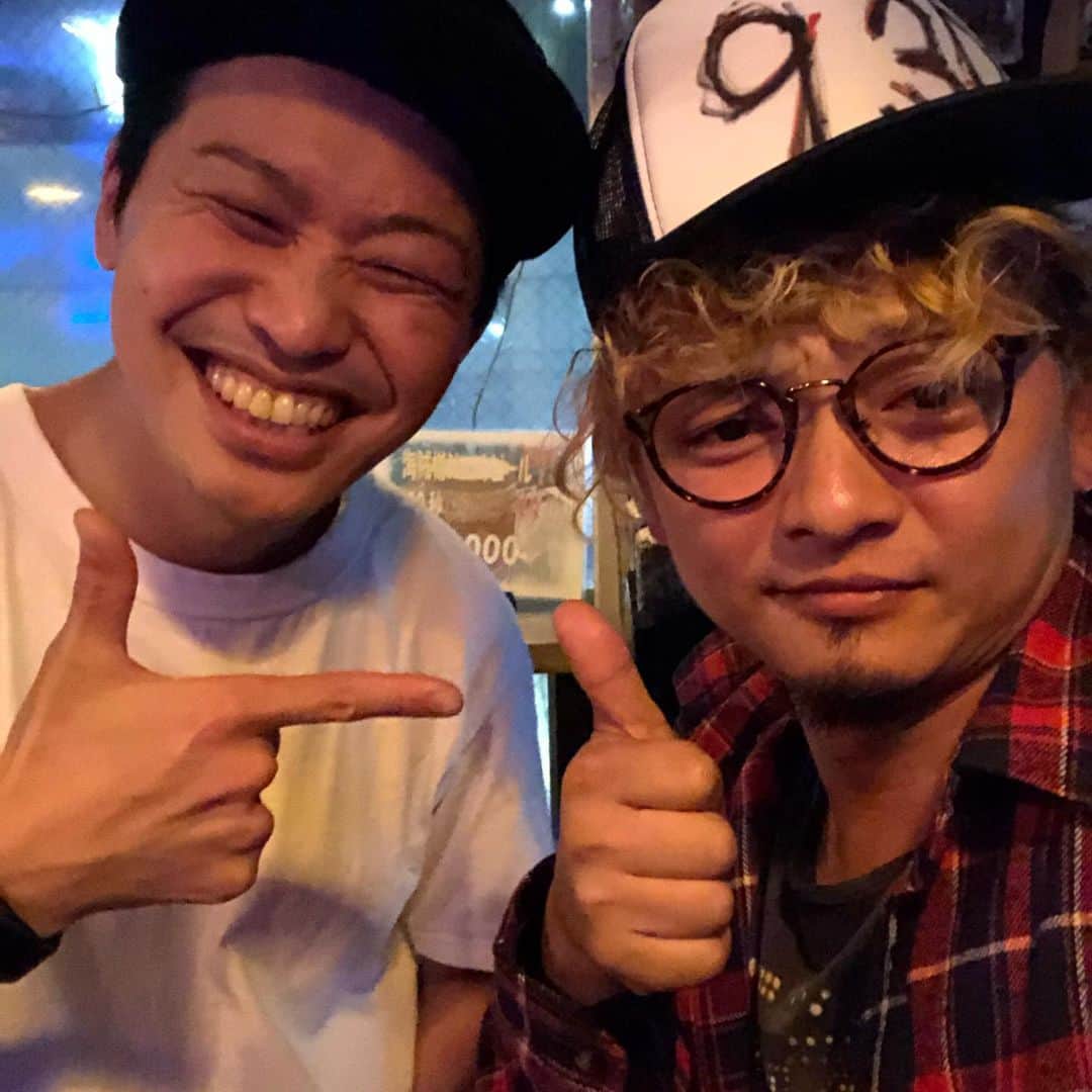 松野浩介さんのインスタグラム写真 - (松野浩介Instagram)「【324日目】 6月22日(土) 現場早めに終わって、 次の日が遅かったので、 ろく夜に飲みに行った。 チケット置いてくれて、 みんな買ってくれた。 たまらねぇなぁ。飲んじゃったよ。 乎都はとてつもない天パで、 実家でじいちゃんばあちゃんと遊んでたみたいです！ #ぺーぺー親父のくそ日記 #生後324日目 #生後10ヶ月 #赤ちゃん #女の子 #親父 #娘 #奥さん #松野家 #夫婦 #親子 #家族写真 #松野浩介 #森岡朋奈 #theだいじょぶズ #9月30日 #恵比寿 #リキッドルーム #ワンマン」6月23日 19時42分 - kosuke_matsuno