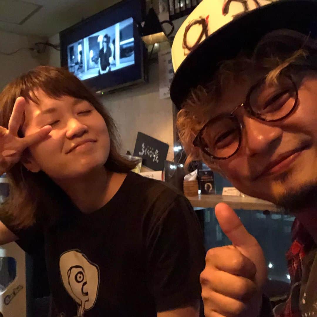 松野浩介さんのインスタグラム写真 - (松野浩介Instagram)「【324日目】 6月22日(土) 現場早めに終わって、 次の日が遅かったので、 ろく夜に飲みに行った。 チケット置いてくれて、 みんな買ってくれた。 たまらねぇなぁ。飲んじゃったよ。 乎都はとてつもない天パで、 実家でじいちゃんばあちゃんと遊んでたみたいです！ #ぺーぺー親父のくそ日記 #生後324日目 #生後10ヶ月 #赤ちゃん #女の子 #親父 #娘 #奥さん #松野家 #夫婦 #親子 #家族写真 #松野浩介 #森岡朋奈 #theだいじょぶズ #9月30日 #恵比寿 #リキッドルーム #ワンマン」6月23日 19時42分 - kosuke_matsuno