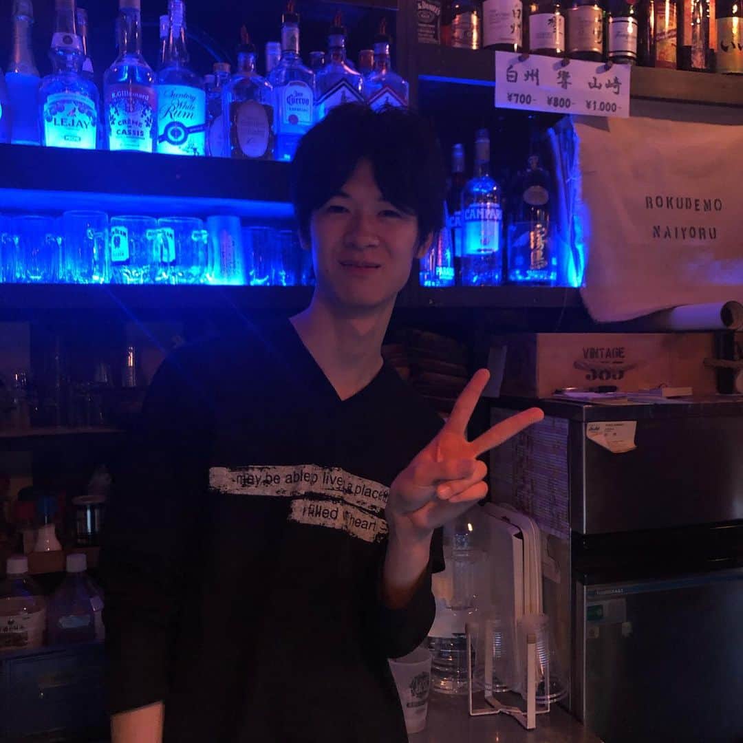 松野浩介さんのインスタグラム写真 - (松野浩介Instagram)「【324日目】 6月22日(土) 現場早めに終わって、 次の日が遅かったので、 ろく夜に飲みに行った。 チケット置いてくれて、 みんな買ってくれた。 たまらねぇなぁ。飲んじゃったよ。 乎都はとてつもない天パで、 実家でじいちゃんばあちゃんと遊んでたみたいです！ #ぺーぺー親父のくそ日記 #生後324日目 #生後10ヶ月 #赤ちゃん #女の子 #親父 #娘 #奥さん #松野家 #夫婦 #親子 #家族写真 #松野浩介 #森岡朋奈 #theだいじょぶズ #9月30日 #恵比寿 #リキッドルーム #ワンマン」6月23日 19時42分 - kosuke_matsuno