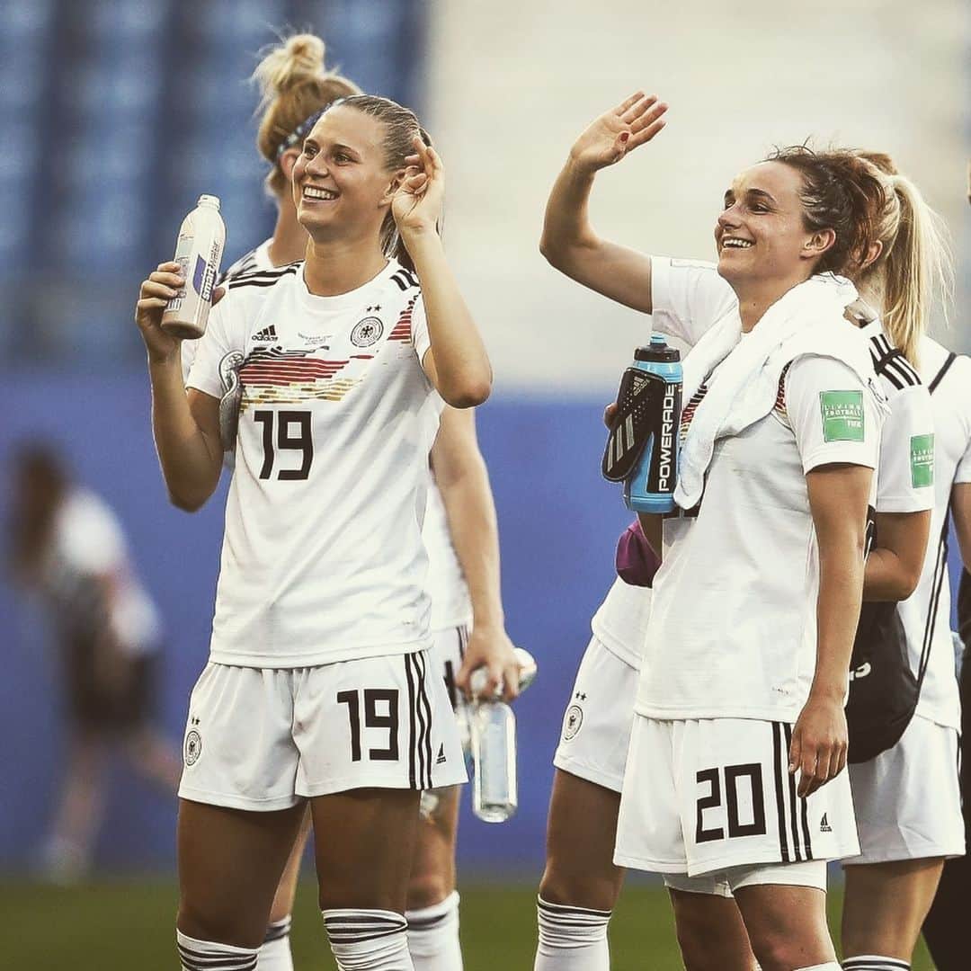 Lina Magullのインスタグラム：「Next round! 🔥😇 #proud #happy #team #quarterfinals #fifawwc #france #grenoble」