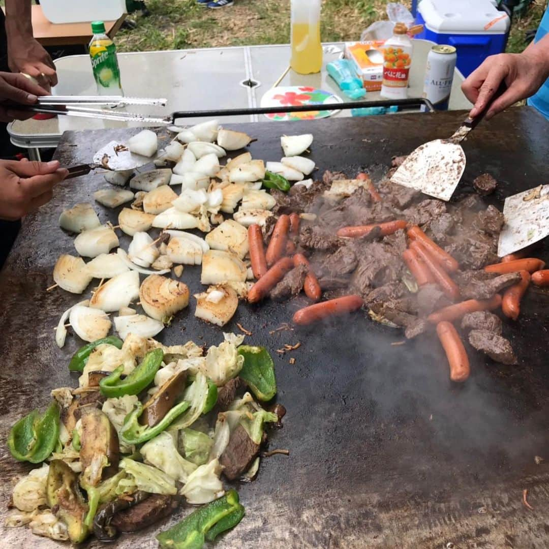 巻誠一郎さんのインスタグラム写真 - (巻誠一郎Instagram)「今日は僕たちカベッサ熊本が外部委託を受けスクールしてる西合志南小学校のサッカークラブの子供たちとの親子サッカーイベント！ 総勢130人を超える子供たちて親御さんに参加していただきました。 親子サッカーの後のバーベキューも大盛況☆ 今年からの新しい試みですが、やっぱり子供たちの笑顔は最高だ〜♪ #親子サッカー #お父さんお母さん #モチベーション高い #親御さんもお疲れ様でした #サッカースクール #子供の笑顔が1番 #巻誠一郎」6月23日 19時36分 - makiseiichiro9