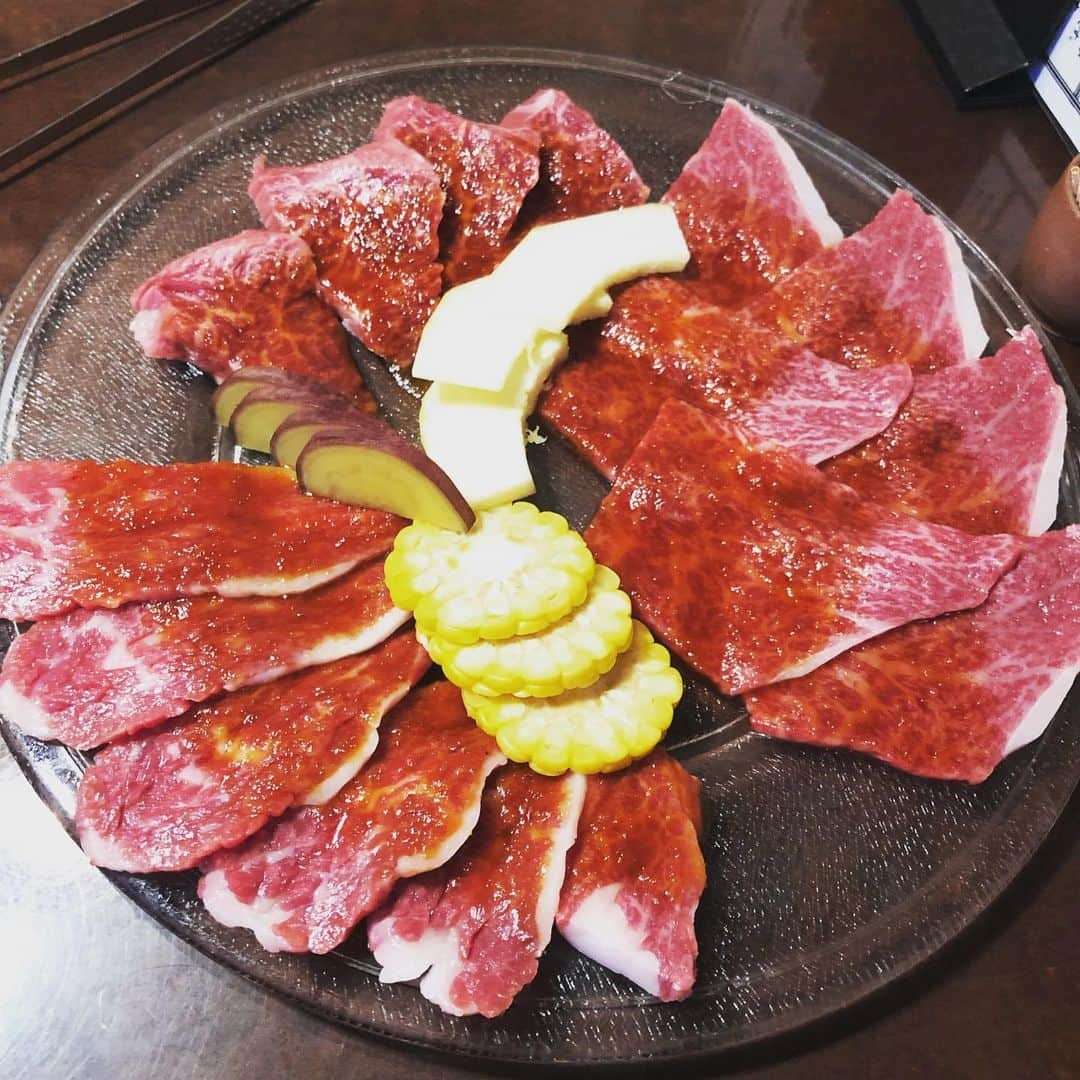 千秋さんのインスタグラム写真 - (千秋Instagram)「焼肉屋さんに行ったら、偶然知り合いに会いました。25年くらい前、出川さんとよゐこと一緒にやっていたテレビ朝日の番組「走れGET！」の時のスタイリストさん。その番組のおかげで出川さんとよゐこと仲良くなれたんだった。あの時はお互い若くて駆け出しでしたね。今日はお互い家族連れで。月日は流れた。 #焼肉 #千秋焼肉 #カルビ #ハラミ #hodori #走れGET #走れゲット #カルビさえあれば🥩」6月23日 19時38分 - chiaki77777