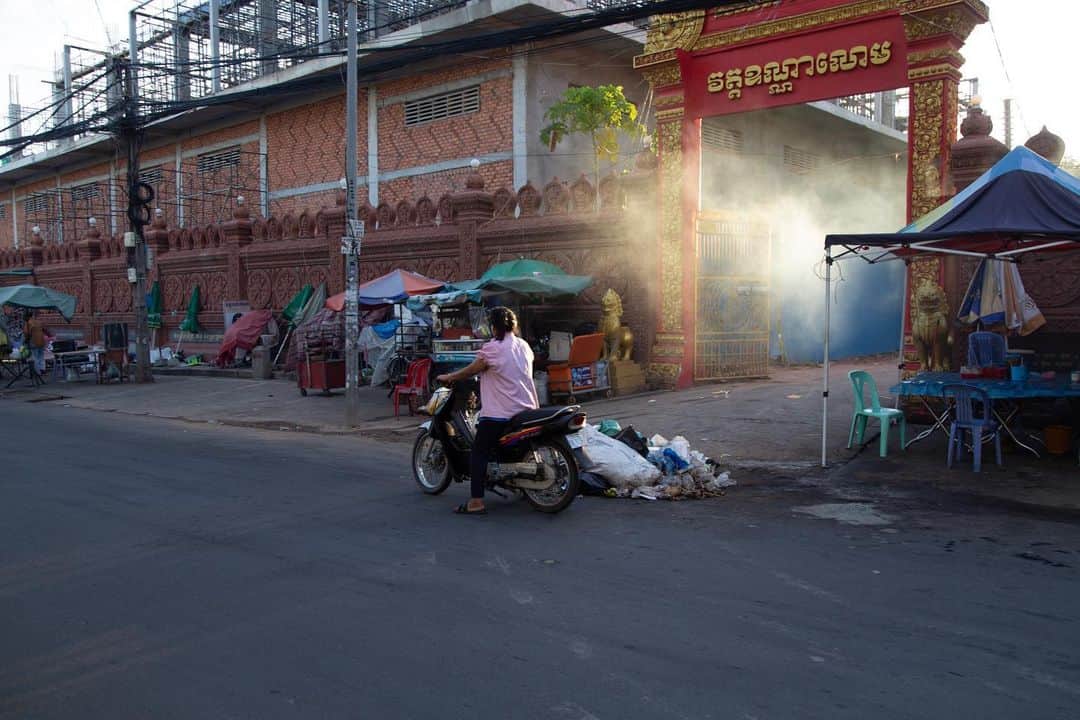 Shunsuke Miyatakeのインスタグラム：「Smoke from a temple. #PPSPC」