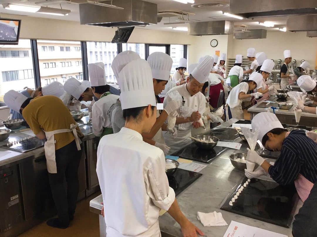 神戸製菓専門学校（公式）さんのインスタグラム写真 - (神戸製菓専門学校（公式）Instagram)「🌈１年制学科オープンキャンパス🌈 ☀️洋菓子・和菓子・パンを習得＆国家資格取得も目指す欲張りな #製菓衛生師学科（昼１年制） 🌙働きながら・#ダブルスクール しながらなど、ライフスタイルに合わせて実践力を磨くことができる #お菓子専科（夜１年制）  この2つの学科を希望している方向けのスペシャルオープンキャンパスでした✨😊 1年でパティシエを目指すために、神戸製菓では授業内で「#基礎技術反復トレーニング」の時間が設けてあります💪  今日は絞りを体験❗️😊 練習の成果を発揮して、#1人1台 フルーツショートケーキを作りました☺️ 「1年でパティシエになれるの？」 「1年で就職できるの？」 そんな不安がある方は1年制学科スペシャルオープンキャンパスへのご参加をオススメします❗️ 次回は8/4(日)に開催します😊  #神戸製菓 #神戸製菓専門学校 #オープンキャンパス #1年間でパティシエに #1年制 #専門学校 #パティシエ #パン職人 #和菓子職人 #お菓子 #お菓子作り好きな人と繋がりたい #ショートケーキ #フルーツショートケーキ #神戸 #製菓専門学校 #転職 #再進学 #学び直し #実習 #三宮 #カフェ #バリスタ #pattistagram2019」6月23日 19時53分 - kobeseika_info