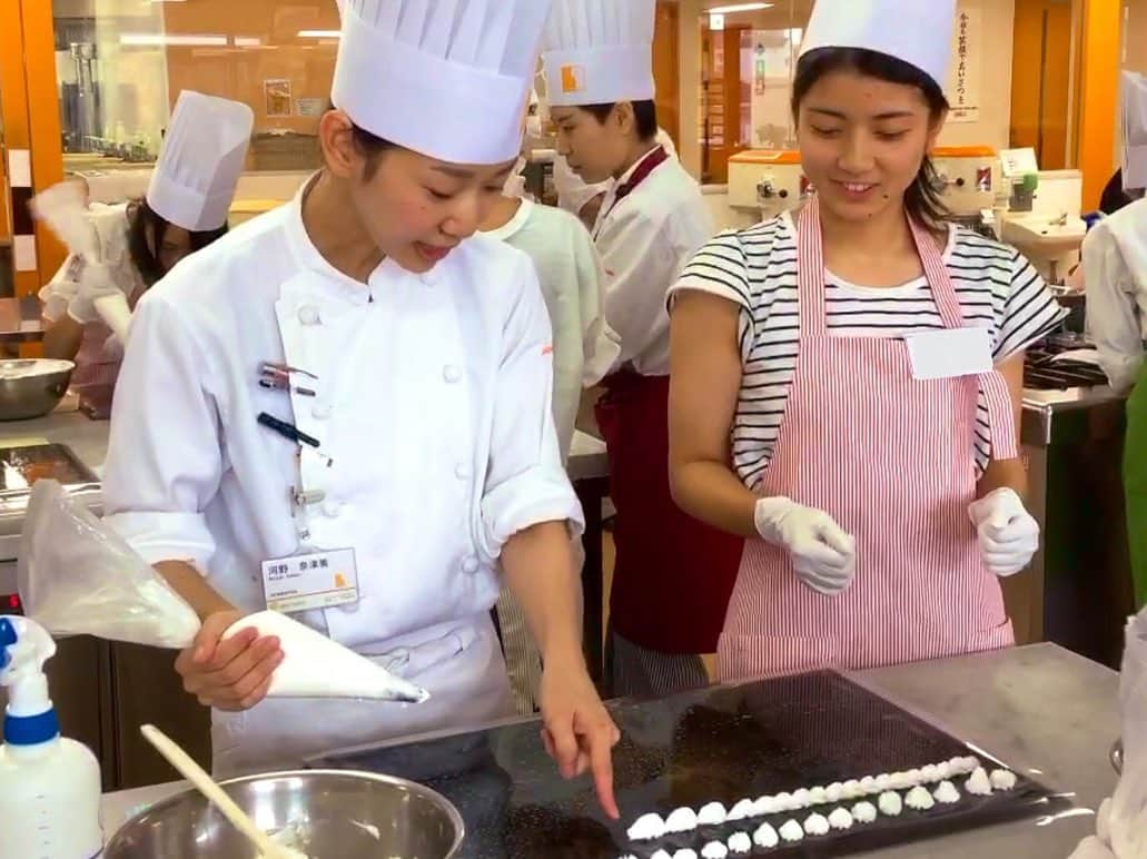 神戸製菓専門学校（公式）さんのインスタグラム写真 - (神戸製菓専門学校（公式）Instagram)「🌈１年制学科オープンキャンパス🌈 ☀️洋菓子・和菓子・パンを習得＆国家資格取得も目指す欲張りな #製菓衛生師学科（昼１年制） 🌙働きながら・#ダブルスクール しながらなど、ライフスタイルに合わせて実践力を磨くことができる #お菓子専科（夜１年制）  この2つの学科を希望している方向けのスペシャルオープンキャンパスでした✨😊 1年でパティシエを目指すために、神戸製菓では授業内で「#基礎技術反復トレーニング」の時間が設けてあります💪  今日は絞りを体験❗️😊 練習の成果を発揮して、#1人1台 フルーツショートケーキを作りました☺️ 「1年でパティシエになれるの？」 「1年で就職できるの？」 そんな不安がある方は1年制学科スペシャルオープンキャンパスへのご参加をオススメします❗️ 次回は8/4(日)に開催します😊  #神戸製菓 #神戸製菓専門学校 #オープンキャンパス #1年間でパティシエに #1年制 #専門学校 #パティシエ #パン職人 #和菓子職人 #お菓子 #お菓子作り好きな人と繋がりたい #ショートケーキ #フルーツショートケーキ #神戸 #製菓専門学校 #転職 #再進学 #学び直し #実習 #三宮 #カフェ #バリスタ #pattistagram2019」6月23日 19時53分 - kobeseika_info