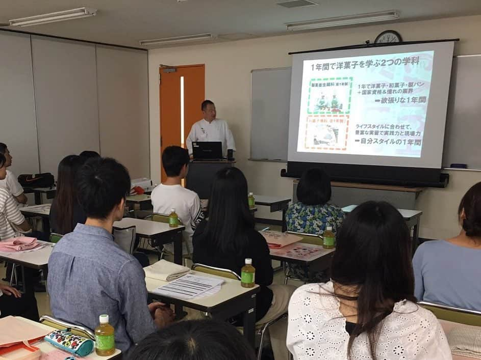 神戸製菓専門学校（公式）さんのインスタグラム写真 - (神戸製菓専門学校（公式）Instagram)「🌈１年制学科オープンキャンパス🌈 ☀️洋菓子・和菓子・パンを習得＆国家資格取得も目指す欲張りな #製菓衛生師学科（昼１年制） 🌙働きながら・#ダブルスクール しながらなど、ライフスタイルに合わせて実践力を磨くことができる #お菓子専科（夜１年制）  この2つの学科を希望している方向けのスペシャルオープンキャンパスでした✨😊 1年でパティシエを目指すために、神戸製菓では授業内で「#基礎技術反復トレーニング」の時間が設けてあります💪  今日は絞りを体験❗️😊 練習の成果を発揮して、#1人1台 フルーツショートケーキを作りました☺️ 「1年でパティシエになれるの？」 「1年で就職できるの？」 そんな不安がある方は1年制学科スペシャルオープンキャンパスへのご参加をオススメします❗️ 次回は8/4(日)に開催します😊  #神戸製菓 #神戸製菓専門学校 #オープンキャンパス #1年間でパティシエに #1年制 #専門学校 #パティシエ #パン職人 #和菓子職人 #お菓子 #お菓子作り好きな人と繋がりたい #ショートケーキ #フルーツショートケーキ #神戸 #製菓専門学校 #転職 #再進学 #学び直し #実習 #三宮 #カフェ #バリスタ #pattistagram2019」6月23日 19時53分 - kobeseika_info