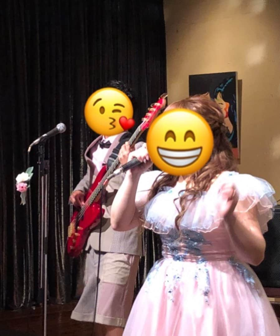 センターうるしのインスタグラム：「昨日🎤 渋谷で司会をさせてもらったパーティーでは会場にバンドセットが用意されていて、新郎さんがベースを弾き、新婦さんが歌うという素晴らしいものを披露して頂きました‼️ JUDY AND MARYが好きな新婦さん そばかす♪からMotto♪まで✨  先週は池袋で🎤 新郎新婦さんのパティシエのお友達さんが作ったディズニーのウエディングケーキ🎂 かわいかったです✨ お祝いする気持ちがあらわれてます。  楽しいパーティーに関われて幸せです☺️ #ウェディングパーティー #ウェディングパーティー司会 #司会 #司会者 #ジュディマリ #ディズニー」