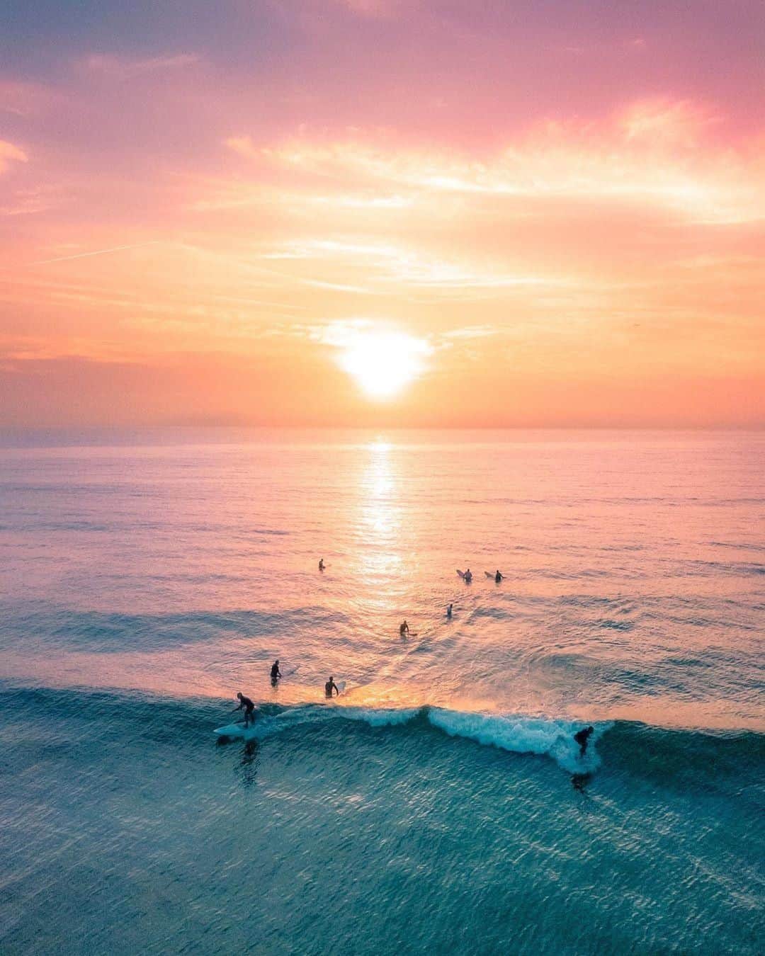 Australiaさんのインスタグラム写真 - (AustraliaInstagram)「How to summon @sydney’s surfers: good waves and a dreamy #sunrise 🏄🏻‍♀️ @johndean_ captured this serene scene at #CronullaBeach, which is #Sydney’s longest beach, and conveniently the only one you can get to by train. A 45-minute train ride from the CBD, you’ll find white sandy beaches, rock pools, and seaside restaurants and cafes in #Cronulla. Book a #surfing lesson with @cronullasurfingacademy to ride with the locals, or simply roll out your picnic blanket and soak up the laid-back beach lifestyle as you watch them in action.  #seeaustralia #newsouthwales #ilovesydney #sydneylocal #travel」6月23日 20時00分 - australia