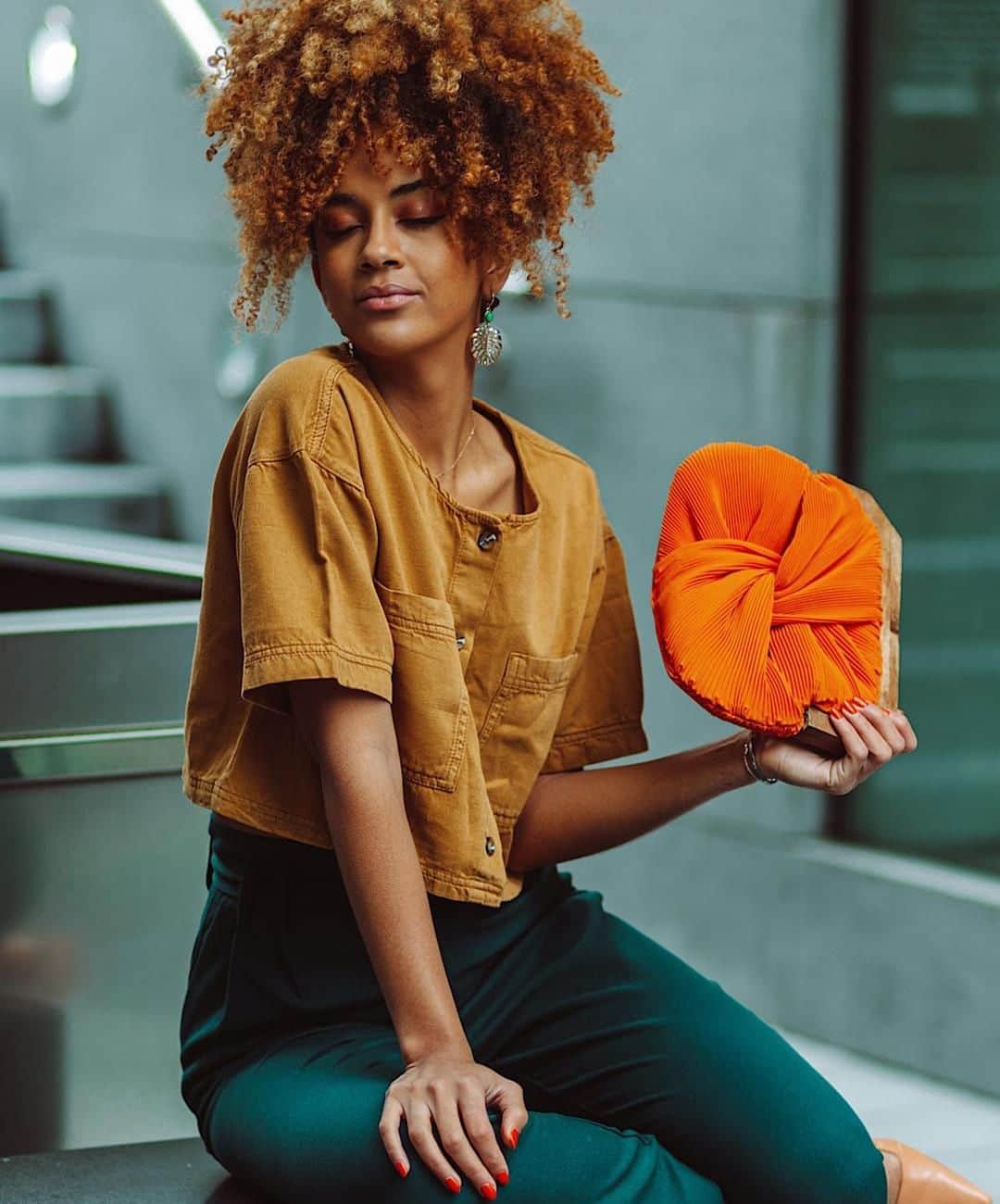 アクセサライズのインスタグラム：「Bright, pleated fabric and the season's must-have detail - a twisted knot: This clutch bag (🔍: 6909955700) is sure to turn heads and add effortless elevation for your smart-casual looks.  Tap the link in our bio to shop. 📷: @alannanicolex. #Accessorize #Accessorizer」