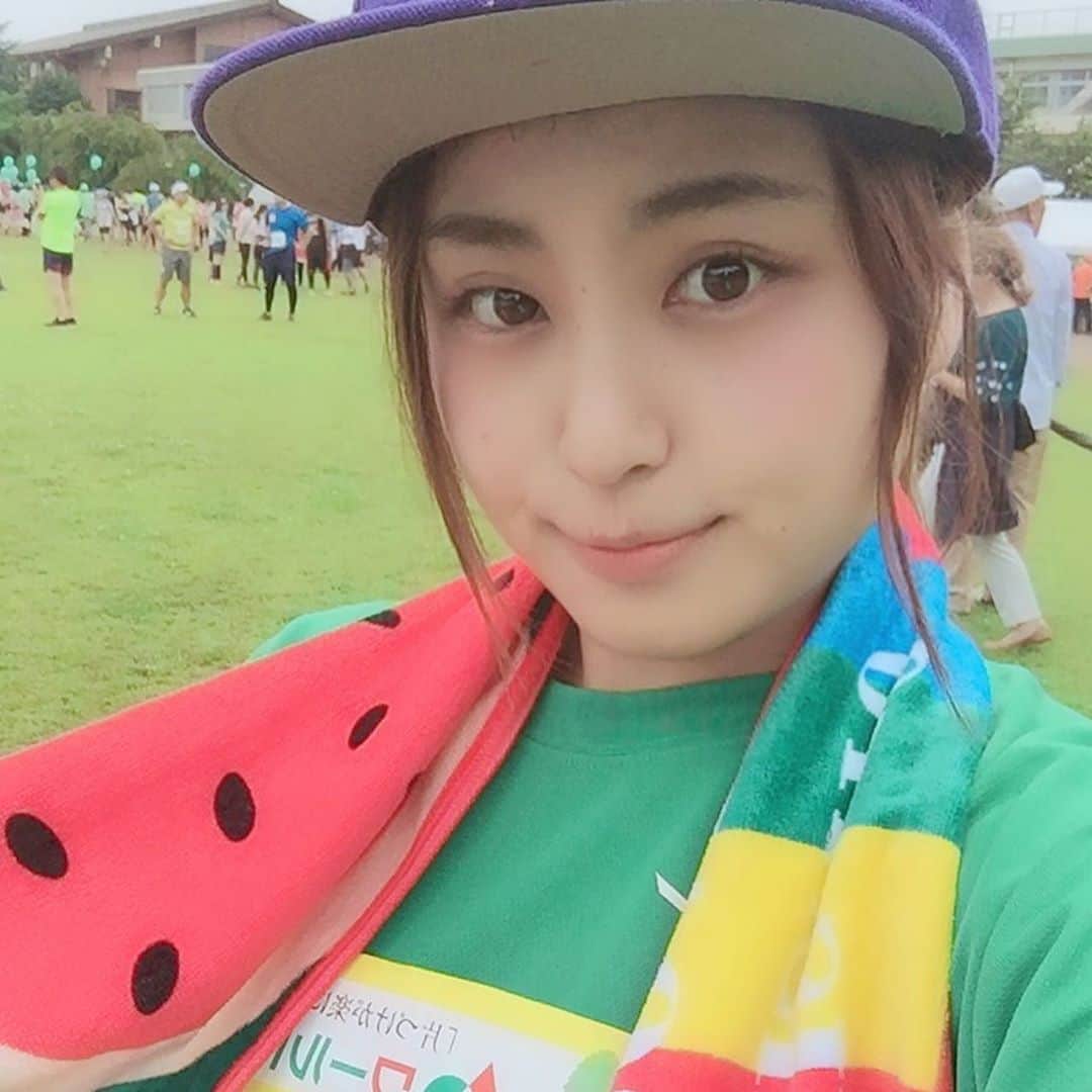 のインスタグラム：「富里スイカロードレース 無事に完走しましたεε＝(((((ﾉ･ω･)ﾉ🍉🍉🍉 わたしが走る日が来るなんて〜🤭笑 スイカにつられて走りました＼\٩( 'ω' )و/／ 念願の給スイカ場🍉('-' 🍉 )ｽｲｶﾁｬﾝ テンション上がりました〜！ 帰りにスーパー銭湯によって 最高の気分です(*‘ω‘ *) 今日ははやめに寝ます😌💓 #富里スイカロードレース #富里スイカロードレース2019 #富里スイカ #スイカ #給スイカ所 #スイカロードレース #マラソン初心者 #マラソン #夏 #スーパー銭湯 #大好き」