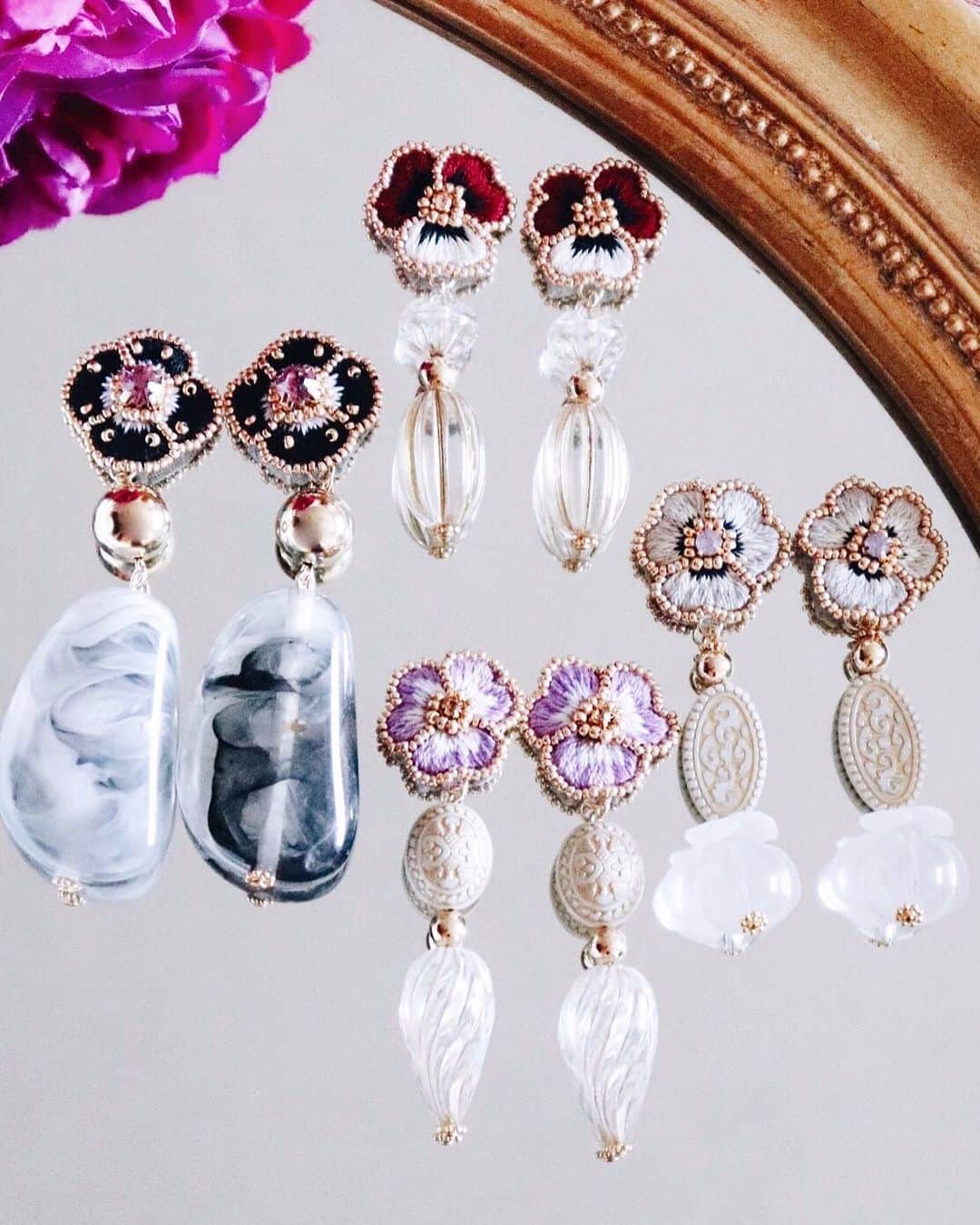 handmade shopのインスタグラム：「7月の販売に向け少しずつ出来上がってきました﻿ ﻿ もうすぐ夏本番ということで﻿ 涼しげなクリアパーツを使ったり﻿ ﻿ 顔の横でゆらゆら揺れてくれる﻿ ロングタイプを﻿作っています😊﻿ ﻿ 出来上がっていく工程が﻿ 一番たのしい💓﻿ ﻿ online shop販売会の日程は﻿ 月末にお知らせします🌻﻿ ﻿﻿ ﻿﻿﻿﻿ ﻿﻿﻿﻿ 🌱online shop販売会 7月予定﻿﻿﻿﻿ 🌱7/20.21 creema hmj (ビッグサイト)﻿﻿﻿﻿ ﻿﻿﻿﻿ ﻿﻿﻿﻿ ﻿﻿﻿﻿ #クスクスミスチーフ#花」