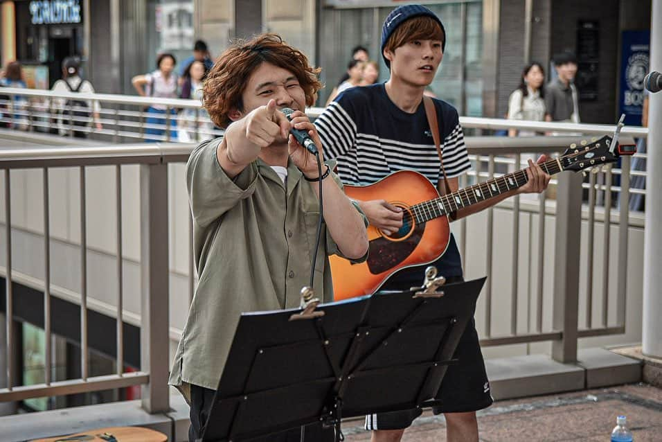 樋口和真さんのインスタグラム写真 - (樋口和真Instagram)「大阪  天王寺駅前 路上Live ありがとうございました！ ・ また、ここに帰ってこれて 新しい出会いもあって みんなに支えられた 路上Liveでしたっ！ ・ 路上の空間が作り上げたものは 何にも変えがたい宝物です！ ・ phot by @shunsuke_crz36 ・ ・ ・ 【君だけの歌を作るアーティスト】 ・ 《あなたの想いが歌になる…》 ・ こんちには！ オーダメイドソングライター樋口和真と申します！ 僕は、あなたの人生や想いを歌にして プレゼントする活動をしています！ ・ ・ 友人の誕生日や結婚式、 恋人への愛、 家族への感謝の気持ちを 歌にして届けてみませんか？ ・ ・ 実際に歌をプレゼントした時の動画はYouTubeにあります！！ ・ ・ 詳細、ご依頼、ご相談は 公式LINEにて随時受付中です！ 友だち追加から https://line.me/R/ti/p/%40zwy3164y  IDで「@zwy3164」と検索検索♪ ・ ・ 今なら友だち登録して頂くだけで 2018/01/02に行われた ワンマンライブの全15曲の 音源を無料でプレゼント！ ・ ・ きっと一生の思い出にすることを約束します！ ご依頼待ちしてます！！！ #君だけの歌を作ります #オーダメイドソングライター #オーダメイド #樋口和真 #毎日投稿 #弾き語り #カバー曲 #オリジナル曲 #歌 #作詞作曲 #YouTube #路上ライブ #天王寺 #大阪」6月23日 20時06分 - musiclifetyag