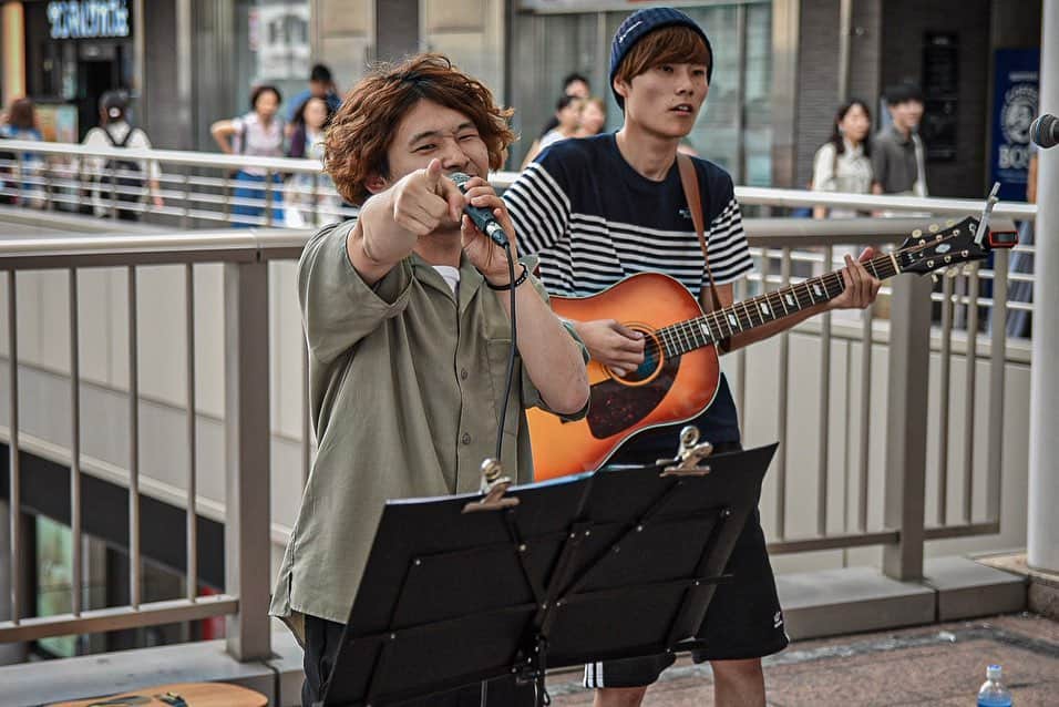 樋口和真のインスタグラム：「大阪  天王寺駅前 路上Live ありがとうございました！ ・ また、ここに帰ってこれて 新しい出会いもあって みんなに支えられた 路上Liveでしたっ！ ・ 路上の空間が作り上げたものは 何にも変えがたい宝物です！ ・ phot by @shunsuke_crz36 ・ ・ ・ 【君だけの歌を作るアーティスト】 ・ 《あなたの想いが歌になる…》 ・ こんちには！ オーダメイドソングライター樋口和真と申します！ 僕は、あなたの人生や想いを歌にして プレゼントする活動をしています！ ・ ・ 友人の誕生日や結婚式、 恋人への愛、 家族への感謝の気持ちを 歌にして届けてみませんか？ ・ ・ 実際に歌をプレゼントした時の動画はYouTubeにあります！！ ・ ・ 詳細、ご依頼、ご相談は 公式LINEにて随時受付中です！ 友だち追加から https://line.me/R/ti/p/%40zwy3164y  IDで「@zwy3164」と検索検索♪ ・ ・ 今なら友だち登録して頂くだけで 2018/01/02に行われた ワンマンライブの全15曲の 音源を無料でプレゼント！ ・ ・ きっと一生の思い出にすることを約束します！ ご依頼待ちしてます！！！ #君だけの歌を作ります #オーダメイドソングライター #オーダメイド #樋口和真 #毎日投稿 #弾き語り #カバー曲 #オリジナル曲 #歌 #作詞作曲 #YouTube #路上ライブ #天王寺 #大阪」
