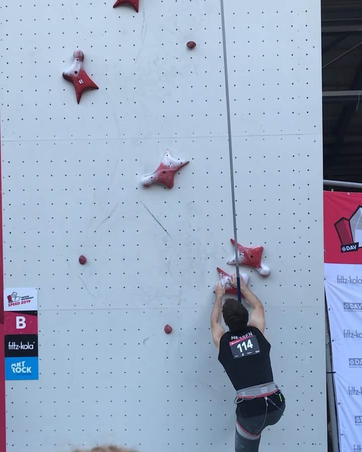 ヤン・ホイヤーのインスタグラム：「Yesterday I won speed nationals and became the first German to win a title in all 4 disciplines 😎  @madrockclimbing  @mammut_swiss1862」