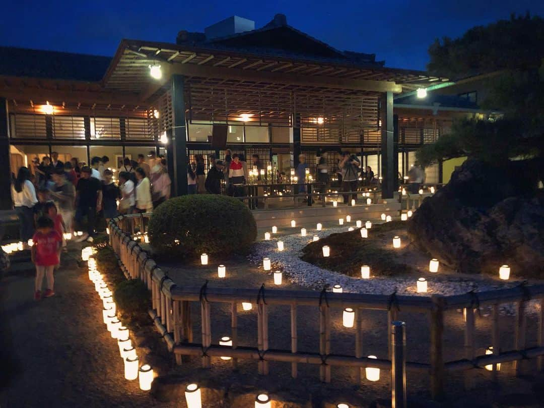 榊山敬代さんのインスタグラム写真 - (榊山敬代Instagram)「🕯✨… ・  昨夜のキャンドルナイトのひとコマより  雨女なわたくしですので 最初は雨の予報でしたが  なんと晴天となりまして まさにこれを豆子郎日和  という伝説は本当なのでした  夜色が刻々と濃ゆくなるにつれて 人がざわざわとキャンドルの灯りに 集まるかんじは魔法の始まりのように  とても神秘的な雰囲気には おもわずウットリしたい気分… ・ 🙄 ・ をおさえまして  個展会場では作品の解説などに 燃えておりました昨夜のひとコマ  画像はキャンドルナイトのひとコマにて  夜風ここちよく なんとも美しい 灯火の夜でした ・ ・ ・ 🕯… ・ 『 榊山敬代日本画展 』 … 〈Fancy〉  うつろい色の物語  会期：令和元年6月22日(土)〜7月7日(日) 会場：株式会社 豆子郎  豆子郎の里 茶藏唵内 御迎処 … ・ (山口市大内御堀一丁目1番3号) 開館時間／10:00〜17:00 ※6月22日に限りましては22時まで開館  入場料 無料  作家在廊日 6月22日  https://toushirou.info/shop/sakuraan/sakurakan ・ ・ 主催 協賛／株式会社豆子郎 ・ ・ ・ ---------------------------------------- ・ ・ ・  この度は 山口の老舗和菓子店 株式会社豆子郎  豆子郎の里 茶藏唵内 御迎処にて 日本画展を開催いたします。  四季を感じ 季節を敬う日本人の心を伝える 日本庭園「大内四季庭」が一望できます  茶藏唵内 御迎処 を会場にて  榊山敬代 代表作シリーズであります 『Fancy』シリーズを通して うつろい色の物語 をお届けいたします。  展示初日の6月22日夏至では 毎年恒例の豆子郎キャンドルナイトが 開催されます機会に 今期はキャンドルの灯りでFancyの世界を鑑賞する  新たなこころみの日本画展を開催いたします。  また翌日23日より七夕までの期間では 自然光の気配と共に清々しき絵肌へ心を寄せて  日本画の うつろい色 の世界をご堪能ください… ・ ・ ・ #豆子郎 #豆子郎本店 #豆子郎キャンドルナイト #豆子郎の里茶藏唵内御迎処 #gallery #山口 #老舗和菓子屋 #event #toushiro #yamaguchi #night #日本画 #日本画展 #絵画 #芸術  #nightview #アート #日本文化 #art #キャンドルナイト #candleNight  #Japaneseart #artist #exhibition #日本画家 の #個展 #展示情報 #榊山敬代日本画展2019 #榊山敬代日本画展豆子郎茶蔵庵の巻」6月23日 20時14分 - sakakiyamatakayo