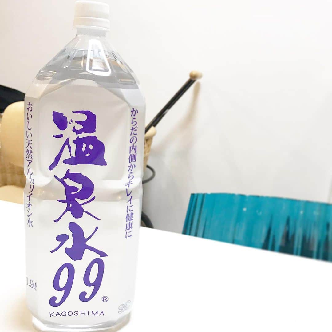 永田明華さんのインスタグラム写真 - (永田明華Instagram)「今日もいっぱい飲んだ❤️❤️ 私の健康と美容の半分は温泉水のおかげだと思ってる💕 最近は、トレーニング中に飲むから、さらに肌の調子も良くなったし、カラダの調子も良いよ👏👏👏 ジムで温泉水を持ち歩く#トレーニング女子 😆見かけたら声かけてください💕めちゃ飲んでます😎👍 ・ ・ ・ #onsensui99 #温泉水99 #美容#美容オタク #美容垢#健康#インナービューティー #workout #トレーニング #ジム #トレーニングママ #アルカリイオン水 #温泉水」6月23日 20時14分 - asukanagata