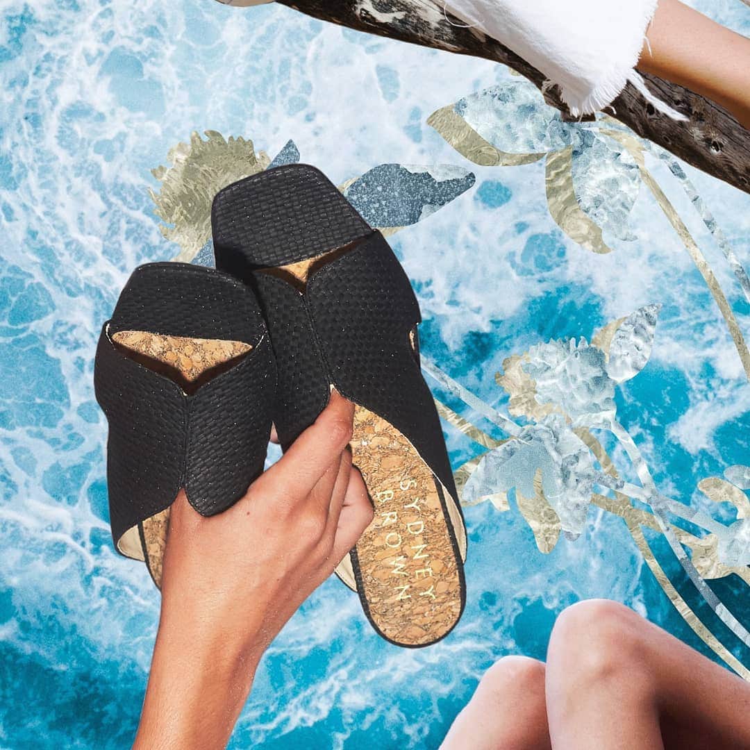 シドニー・ブラウンのインスタグラム：「The perfect beach slide! 🌊🌊 ⠀⠀⠀⠀⠀⠀⠀⠀⠀ #flats #classicshoes #sustainablelife #blackislove #raffia」