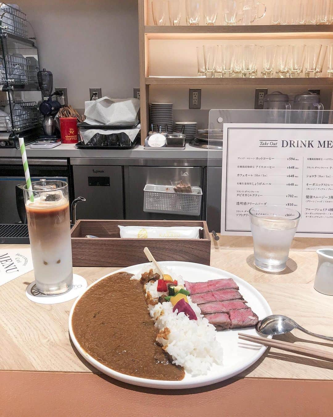 naho_7のインスタグラム：「. 📍#painkarato 新しいカフェできたな〜て思ってたら リュミエールの唐渡さんとパリゴの阿倍さんが タッグを組んだお店だった！ ご本人もいらっしゃってなんか得した気分。 そりゃ美味しいわけや😂💓 パンも明日食べるの楽しみ、、、🤤」