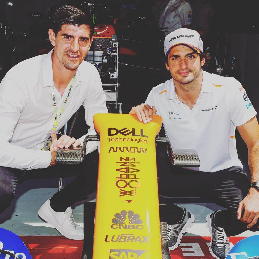 F1さんのインスタグラム写真 - (F1Instagram)「Fast pair of hands meets safe pair of hands 👀🏁⚽️ .  Carlos Sainz is a big Real Madrid fan - and he got to hang out with goalkeeper Thibaut Courtois early on Sunday at Circuit Paul Ricard .  #F1 #Formula1 #FrenchGP #Sainz #Courtois #RealMadrid #McLaren @carlossainz55 @thibautcourtois @realmadrid @mclaren @gpfrancef1」6月23日 20時26分 - f1