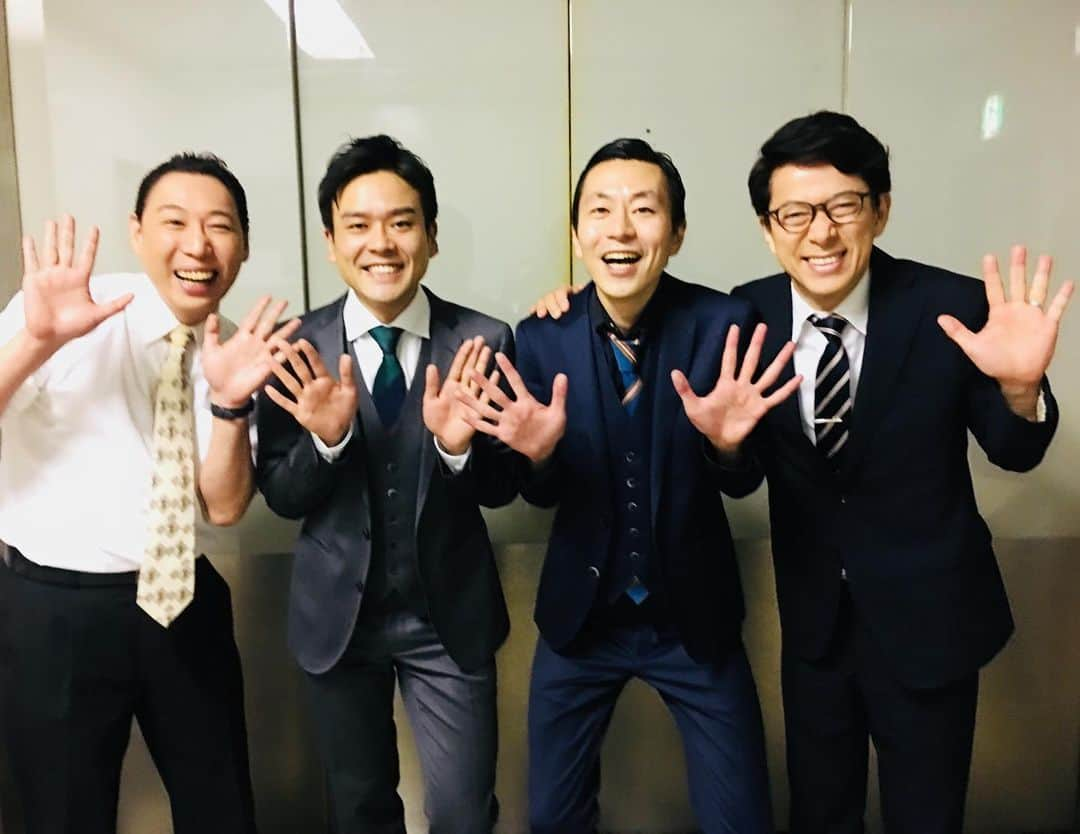 西川忠志さんのインスタグラム写真 - (西川忠志Instagram)「ジソンシン単独ライブ16  今夜は『なんばグランド花月』終演後 劇場目の前の『よしもと漫才劇場』にて行われております、 ジソンシン単独ライブを伊賀健二くんと一緒に 観に参りました！  僕達４人は藤山直美さん主演『笑う門には福来たる』の 芝居で共演中ですが 今夜の舞台の彼等は、僕がまだ知らない２人でした！ 真剣勝負の２人！カッコ良かったです！ 写真は終演後に楽屋へお邪魔した時に！  来月の東京・新橋演舞場公演も1ヶ月間宜しくね！  #ジソンシン #単独ライブ #よしもと漫才劇場  #ウルトラジソンシン #ウルトラジソンシン16 #酒井孝太 #下村啓太 #ジソンシン酒井  #ジソンシン下村  #伊賀健二 #西川忠志 #なんばグランド花月 #ngk #吉本新喜劇 #よしもと新喜劇 #漫才 #コント #真剣勝負 #カッコいい #漫才師 #笑う門には福来たる #藤山直美  #東京 #新橋演舞場 #楽屋」6月23日 20時21分 - nishikawa_tada