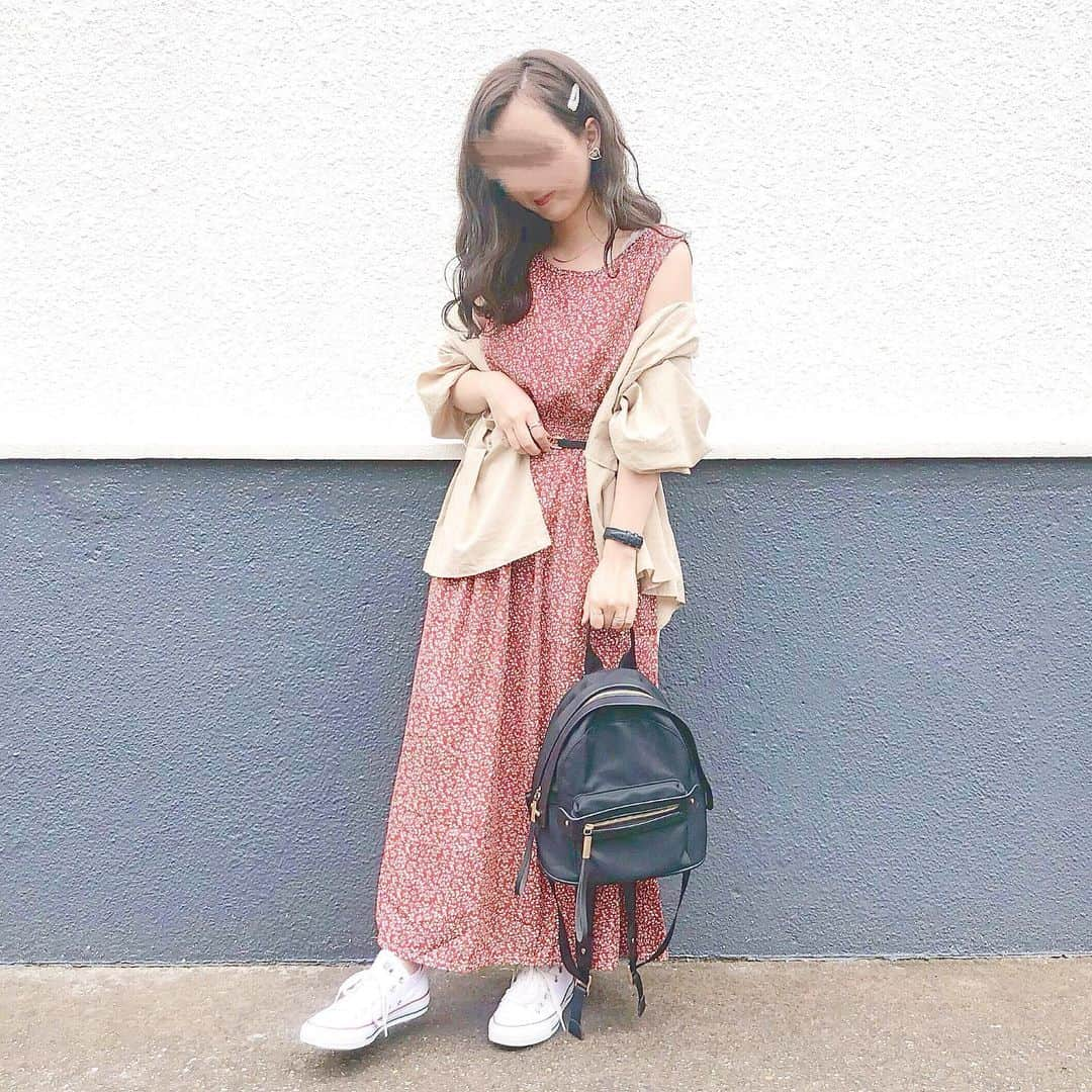 haruさんのインスタグラム写真 - (haruInstagram)「ㅤㅤㅤㅤㅤㅤㅤㅤㅤㅤㅤㅤㅤ ㅤㅤㅤㅤㅤㅤㅤㅤㅤㅤㅤㅤㅤ ㅤㅤㅤㅤㅤㅤㅤㅤㅤㅤㅤㅤㅤ #ootd ㅤㅤㅤㅤㅤㅤㅤㅤㅤㅤㅤㅤㅤ 今日のリアルコーデ☺❤️ むしむししてたので さらっと着れるワンピース👗に GUのカシュクールトップスを羽織りとして着ました♪ ㅤㅤㅤㅤㅤㅤㅤㅤㅤㅤㅤㅤㅤ なんとなくガーリーな気分だったのでビットベルトつけて 髪の毛は 波ウェーブにミニパールピン をつけました💕 幼くなりすぎないように前髪は流しました𓂅 ˒˒﻿ ㅤㅤㅤㅤㅤㅤㅤㅤㅤㅤㅤㅤㅤ このヘアスタイル自分のなかで初めてした気がする😳 どうですかね( ˙˙ )﹖ ㅤㅤㅤㅤㅤㅤㅤㅤㅤㅤㅤㅤㅤ ❤︎ one-piece : #fifth ❤︎ belt : #apresjour ❤︎ sneaker : #converse ❤︎ bag : #editsheen ㅤㅤㅤㅤㅤㅤㅤㅤㅤㅤㅤㅤㅤ 昨日たくさんコメントありがとうございました☺！ 今日もお時間ある方よろしくお願いします(  ˊᵕˋ )♡ ㅤㅤㅤㅤㅤㅤㅤㅤㅤㅤㅤㅤㅤ #fifthtl#フィフス#エディットシーン#リーフ柄ロングワンピース#ポケットデザインリュック @fifth_store #プチプラ#今日コーデ @editsheen_store #bag#バッグ #harucd ㅤㅤㅤㅤㅤㅤㅤㅤㅤㅤㅤㅤㅤ」6月23日 20時22分 - __haru3