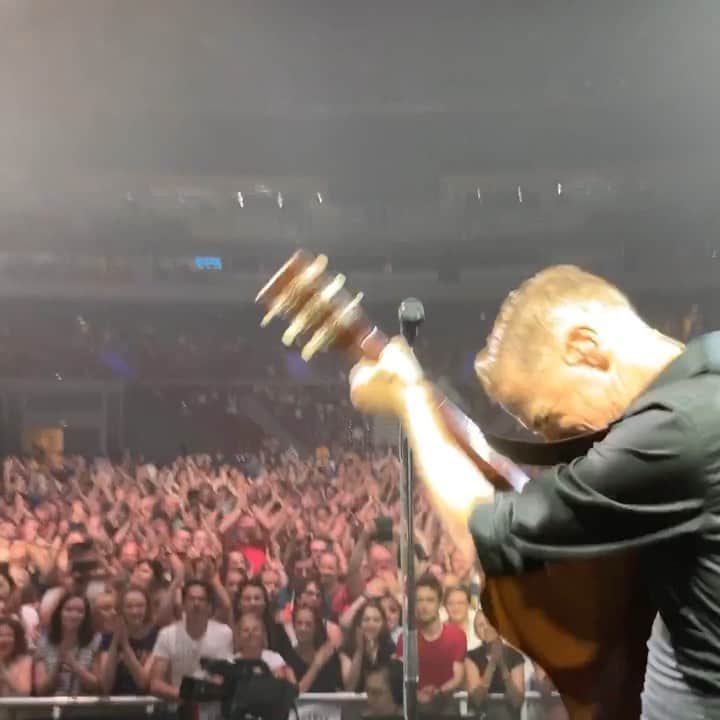 ブライアン・アダムスのインスタグラム：「How to end a song properly 😀#bryanadamsshinealight」
