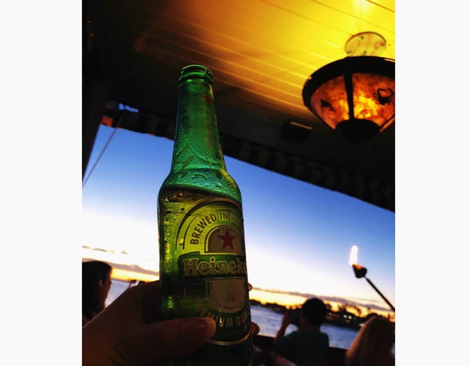 野田彩加さんのインスタグラム写真 - (野田彩加Instagram)「sunsetみながらの🍺 最高♥️ #sunset #beer #hawaii #heineken🍺  #外で飲めるって #最高」6月23日 20時33分 - aya.205