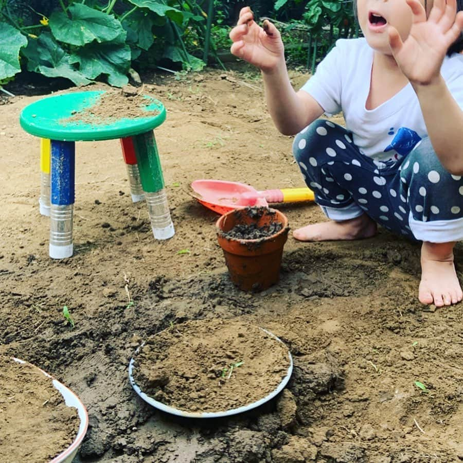 大和田美帆さんのインスタグラム写真 - (大和田美帆Instagram)「今日は 千葉の親戚宅で土にたくさん触れて遊びましたー！  都内ではなかなかできない経験。 . 「気持ち良さそう！」と言いながら自ら裸足になって濡れた土の上に立った時、「、、、気持ち悪い。。」と顔が固まったのが面白かった。 . . 土で作ったグラタンやピザ。 今年も収穫させてもらった夏野菜。 土まみれになった手足、洋服。 虫をキャーキャー言いながら観察したこと。 全部たのしい思い出！」6月23日 20時26分 - miho_ohwada