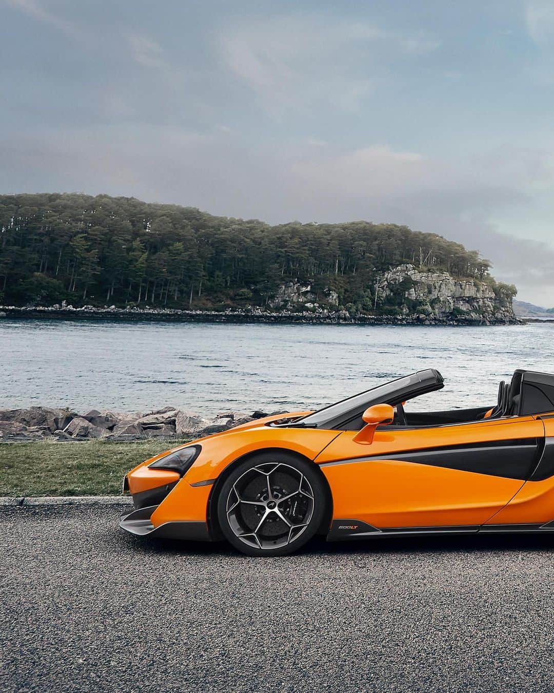 McLaren Automotiveさんのインスタグラム写真 - (McLaren AutomotiveInstagram)「No extra stiffening was needed on the Monocell II chassis of the #600LTSpider to maintain its performance levels. It takes the LT exhilaration and pushes it further. This is the edge. Amplified.」6月23日 20時26分 - mclarenauto