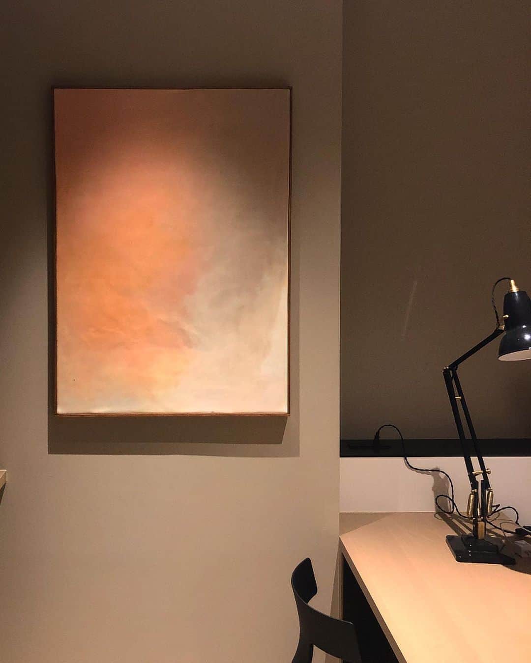 中瀬萌のインスタグラム：「浅草橋に新しくオープンした﻿ 「Cafe and Minimal Hotel our our 」﻿ にて、作品を常設展示させて頂きました。﻿ ﻿ カプセルホテルの概念を覆すような﻿ スタイリッシュでありラグジュアリーな空間で﻿ 本当に素敵なホテルです。﻿ ﻿ 私の作品はホテル内の限定2部屋の﻿ Primitive Room、個室に飾っていただいております。﻿ ﻿ フロアごとに4名の日本の素晴らしいアーティストの方々の作品も展示されているのでそれだけでも来る価値ありなホテルだと思います。﻿ ﻿ んでもって﻿ 女性専用フロアもあり、最上階には檜風呂まで設けられているとか、さらにはランニングステーションまであって素泊まりだったら二千円ちょいから泊まれちゃうってよ 朝食ついても(しかもパンすごい美味しそうだった🍞)四千円ちょいから泊まれちゃうんだってさ。その上隅田川がすぐそこだとか魅力がたっぷりたんまりどうしようやったネ です。﻿ ﻿ ぜひ﻿ ﻿ Thank you so much...﻿ @daisukeoguchi﻿ ﻿ カフェ アンド ミニマルホテル アゥア﻿ 住所：東京都台東区柳橋2-20-13﻿ 電話番号：03-5829-6470﻿ 営業時間：8:00~24:00（LO 23:30）﻿ 定休日：年中無休 ﻿ ベッド数：80床 ﻿ Cafe Bar OUR 席数：48席」
