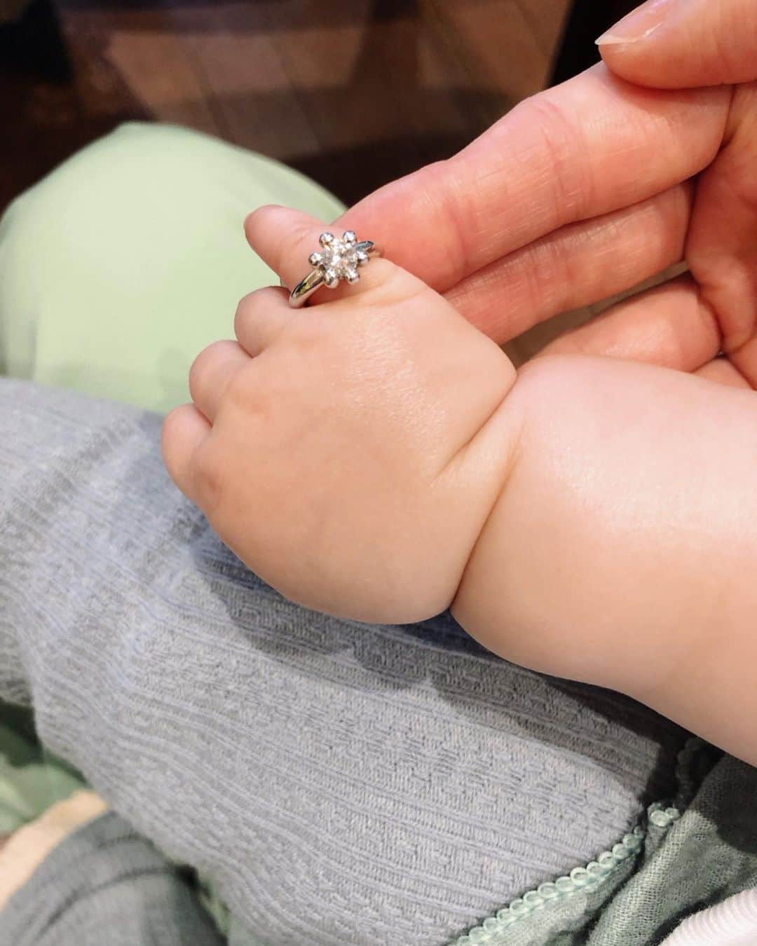 shihoのインスタグラム：「みんな#ベビーリング って しってる？？👶💍✨✨💜 スライドしてね➡️ . . 結婚や出産を機に思い出として、 我が子のプレゼントとしてつくる指輪があるの…❤ わたししらなかった🙈︎恥 . すーーんごく興味があったので 実際に @k.uno_official 新宿西口店 にいってきました！ . みにしぽと一緒にベビーカーで いったんだけどゆったりとした ソファーに座れるしベビーカーも 横付けできてとっても助かりました❤︎ デザインを決めてもらったりなんやかんやと 1時間半くらいの間、途中 スタッフの方が抱っこしてくれたりもしてくれたので ご機嫌ニコニコさんでいてくれました🥰 . . オーダーメイドってなるとなんか 難しいなって思っちゃったんだけど 実際にデザイナーの方がその場で 何パターンものデザインを書いて 提案してくれるの！ これが、一番感動した！！！ 子供の名前やママパパのイニシャル、 誕生日とか誕生石も組み合わせれて 世界に1つだけのオリジナル💍✨✨ 実際にお店にあるものをみにしぽにも つけさせてもらったんだけどまーもう かわいいのなんのって😍💦笑 すでにキラキラしたものが 好きだから本人も喜んでた😆と思う。笑 母、それみて大興奮❣️ かわいすぎて たまりませんでした😂♥️笑 . . アルバムとかはつくってたけど 思い入れのあるモノをちゃんと 作っておくのってとってもいいなって 改めて思いました❤︎ いつか娘に産まれた時の話なんかを しながらプレゼントしたい…😌 . . . #ケイウノ #ケイウノベビー #ベビー #ベビーリング #PR」
