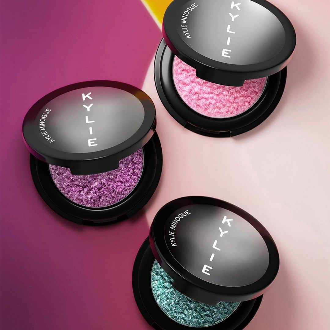 カイリー・ミノーグさんのインスタグラム写真 - (カイリー・ミノーグInstagram)「YES! ✨Get your #Summer2019 SPARKLE on! ‘Magnetic Electric’ eyeshadow in three colours to hypnotise! Head to MERCH(andise) at Kylie.com to see more or swipe up in stories!」6月23日 20時31分 - kylieminogue