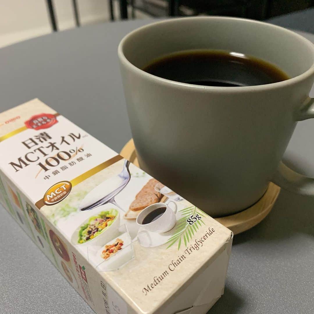 小椿希美のインスタグラム：「・ 先日、お料理教室の 生徒さんから質問いただいた 「MCTオイル」について。  え？コーヒーに油入れて飲むの？😳 ・ っていう会話から 質問していただきました！ ・ MCTオイルは、 ココナッツやパームフルーツから 抽出した天然成分 〝中鎖脂肪酸〟100%でできた ピュアオイルです。 中鎖脂肪酸は、脂肪の仲間。 すばやくエネルギーに変換され 体の中に蓄積されにくいという 特徴があります。 ・ とっても簡単に言うと、 このオイルを摂ると 普段の生活をしているだけでも いつもより代謝アップ！！ 効果は、他にも・・・ ＊便秘改善 ＊肌ツヤアップ ＊満腹感 などがあります。 ・ 無味無臭透明なので、 どんな食事に合わせても 邪魔しません✨ 私は、コーヒーに入れて 飲んでいます☕️ 量は、1日スプーン1杯くらいで 効果がわかります✨ ・ 飲むタイミングは、 朝がおススメです！！ 私は、トレーニングに行く前や 夜ごはんを早く食べ過ぎて お腹が空いた時に飲んでしまうことも あります。 寝る前にコーヒーは良くないかな💦と 思いつつ寝ている間の代謝アップや 美肌効果を期待しています。 ・ 実際に、代謝がとってもよく 便秘知らずです！ 理由のひとつは、このオイルかも しれません☺️✨ ・ お料理教室には、 高校生、お料理をはじめたばかりの 20代女性、包丁さえ握ったことのないお父さん、 お料理大好きな主婦 などなどいろんな人が来ます。 いろんな質問をいろんな角度から ぶつけてくるので😂 私もちゃんと勉強や実践をして わかりやすくお伝えしないとと 緊張感でいっぱいです。 （見た目には、緊張感なさそうに見えるかもですが… これでも頭の中は常にフル回転しているんですよ😂） ・ 質問をされて知らない時は、 素直に次回まで待ってください🙏と お伝えしています。 知っていることや 実際に実践して良かったものは 全力でお答えするので これからもいろんな質問を ぶつけてきてくださいね😊✨ アナウンサーという本業が あるので、知ったかNG🤔 端的にわかりやすくお伝えします。 ・ #名古屋#名古屋料理講師 #ヘルシービューティーフードアドバイザー #アスリートフードマイスター #MCTオイル#中鎖脂肪酸油」