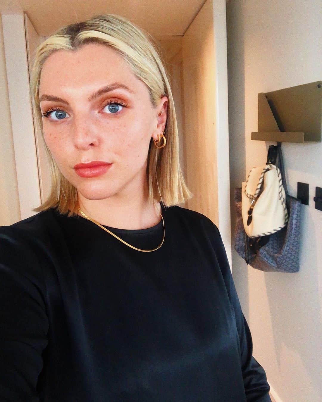 Estée Lalondeのインスタグラム：「Serious business 🖤」