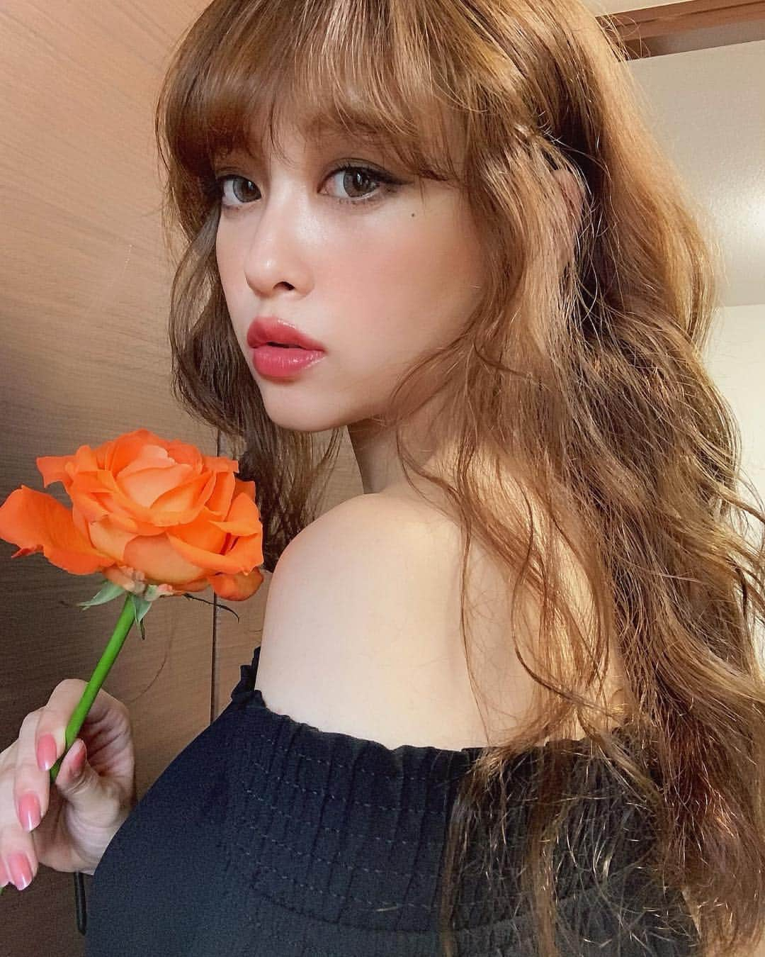 JESSY.Uさんのインスタグラム写真 - (JESSY.UInstagram)「🧡🧡🧡🧡🧡 ・ ・ じみちゃんが花束をくれたよ💐 オレンジのバラがとってもかわいい🌹 @jiminy725 ありがとう😊 ・ ・ それから久々に #ブリーチ してしまった 黒染め2回くらいしてたし赤み残ってる ・ 今オレンジぽい気分だけど すぐブルー系入れることになりそう👩‍🏫 ・ 今は妊娠中だし日焼けができないから 明るい肌色には髪明るい方がいいかも🌼 ・ ままになっても綺麗でいたい！ ・ ・ #妊娠後期 #妊娠33週 #妊娠 #baby #マタニティ #赤ちゃん #プレママ #マタニティウェア #オフショル #ママグラマー #ママスタグラマー #セルフカラー #ママ友募集 #ビジョビ #夏メイク #オレンジメイク #自撮り #お花 #rose #orangerose #makeup #hair」6月23日 20時41分 - dj_jessy_u