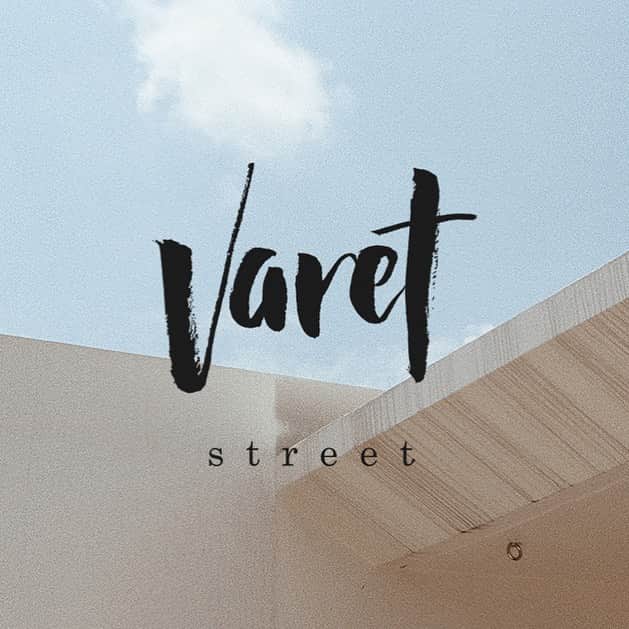 伊地知朋子さんのインスタグラム写真 - (伊地知朋子Instagram)「やっと情報公開です♡ この度私達姉妹がディレクションを手掛ける 新たなライフスタイルブランド "Varet street/ヴァレットストリート"  がSTARTいたします。 . 仕事や家事で忙しい日々の中 ゆったりと過ごす休日や時間は 心地が良く気分が上がるもので 囲まれていたい。 そんな想いから始まったブランド。 カテゴリーにとらわれず、 唯々、心地良いトキ・空間のための アイテムを展開していきます。 #宮古島もこの撮影でした 🏝 商品もこれからUPしていきますので @varet_street をご覧頂けますと幸いです🤲🏻 . "Varet street"のロゴは 大好きなカリグラファー @miyuyim さんに描いて頂いた only one🖋 . オンラインストアはまだ準備中ですが 整いましたらまたご報告致します😌 どうぞよろしくお願い致します。 ____ #varet_street #lifestyle」6月23日 20時52分 - tomoko_urbanbobby