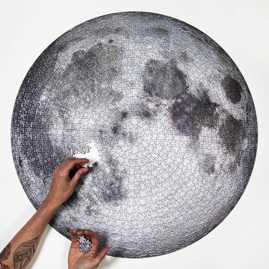 Design Milkさんのインスタグラム写真 - (Design MilkInstagram)「Tag a friend who loves #puzzles and mark your calendar for July 16 - the 50th anniversary of the Apollo 11 launch – to snag this amazing Moon puzzle by @lindsay_stead x @fourpointpuzzles! \\\ Photo by @finnohara」6月23日 20時50分 - designmilk