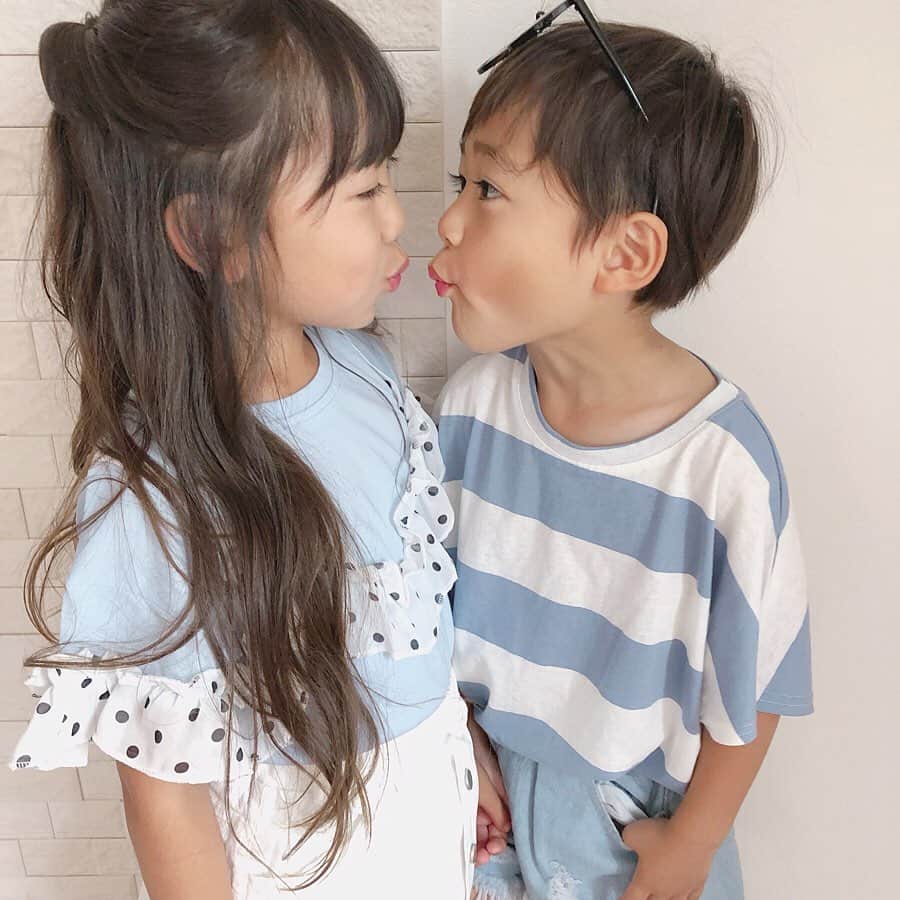 かなのインスタグラム：「． ピヨピヨ🐣 笑いすぎ〜〜🤣こっちまで笑う🤣💓 ． アンナが一目惚れしてこれ着たい😍って言ったセットアップに合わせてりきともブルーリンク💙 今日も全身 @urbancherry_ ♡ りきとのは女の子用って書いてあったけど男の子が着ても可愛いよねぇ😚💕 別々でも使えるし学校にも着ていけて最高👍🏻✨ ． りきとの髪の毛昨日切ったんだけどガタガタで😂 近くにいい美容院見つけたいなぁ🤔 ． ． #キッズコーデ#キッズファッション#ブルー#リンクコーデ#シミラールック#女の子#男の子#姉弟#韓国ファッション#韓国子供服#仲良し」
