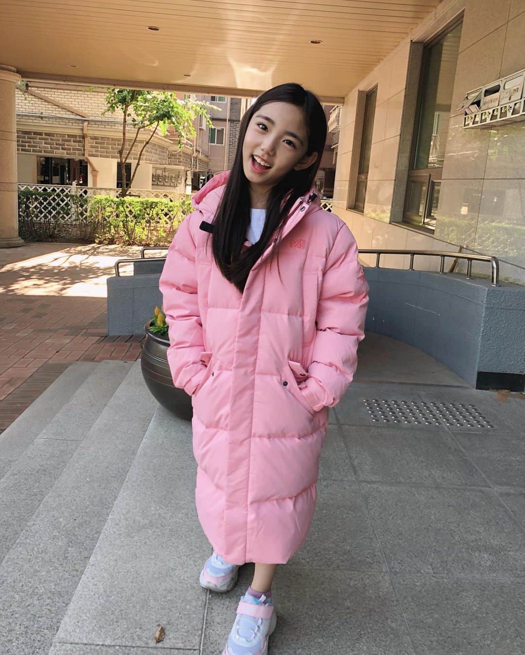 ウンチェのインスタグラム：「#은채 는 #역시즌 🤭 👧🏻 이거 완전 내 스탈이야~ (어...그래.....) 덥다면서도 좋~단다....😂 . . #키즈모델#이은채 #밀레#MILLET#베릴키즈다운 #키즈롱패딩#롱패딩#ootd  요 패딩 지금 구매하시면 50% 할인 된 금액에  만나보실 수 있답니다☝🏻」
