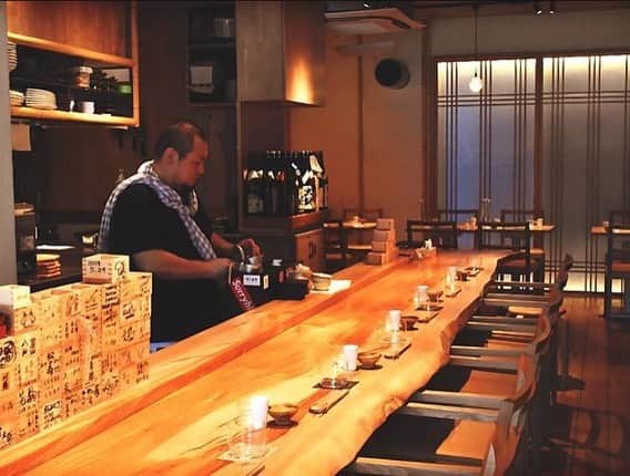 東京カレンダーさんのインスタグラム写真 - (東京カレンダーInstagram)「日本酒好きなら、訪れておきたい新店『酒 秀治郎』が恵比寿に誕生した。  さすらいの日本酒伝道師として様々な場所で日本酒イベントを開催していた直野秀治郎氏がプロデュース。絶品のアテと厳選された日本酒が堪能できる。 ぜひじっくりと味わい、自分好みの日本酒を探ってみてほしい。  #東京カレンダー #東カレ #tokyocalendar  #恵比寿 #酒秀治郎 #日本酒  #お酒」6月23日 20時45分 - tokyocalendar