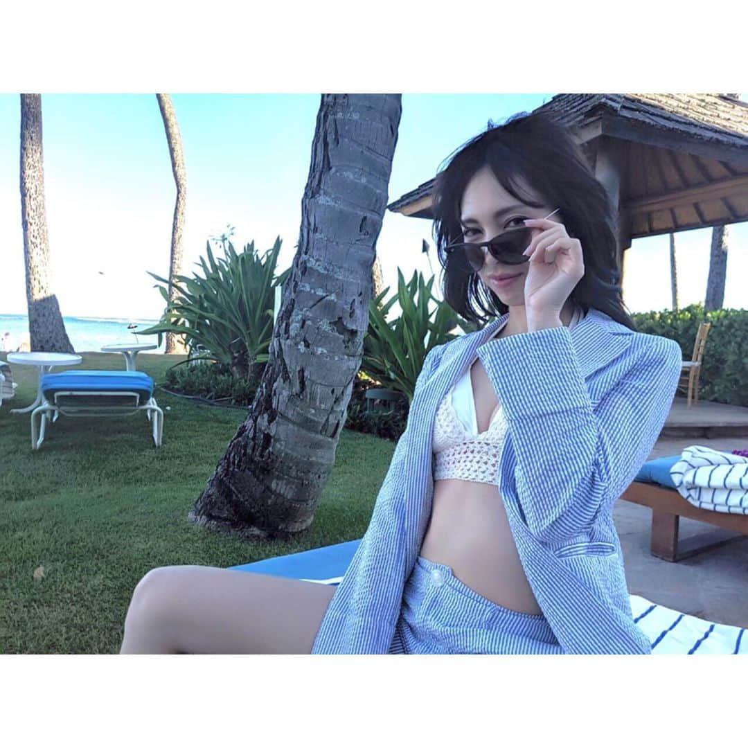 鹿野悠さんのインスタグラム写真 - (鹿野悠Instagram)「👙💕✨ . 肌寒かったからセットアップを合わせてみたよ🤔 奥にはセルフィーするなっちゃん💓 撮ってくれたのはめるちゃん💓 . . . #hawaii #ハワイ #ハワイ旅行 #kahala #kahalaresort #kahalahotel #カハラ #カハラリゾート #カハラホテル #カハラホテルアンドリゾート #thekahalahotelandresort  #水着 #bikini #ハワイの思い出 #ハワイ観光  #水着姿 #gyda  #aggressivedesign #poolside #プールサイド #腹筋 #lagunamoon #セットアップ #セットアップコーデ #セットアップスタイル #selfie  #rayban #レイバン #スワイプしてね  #水着コーデ」6月23日 20時52分 - harukano1204