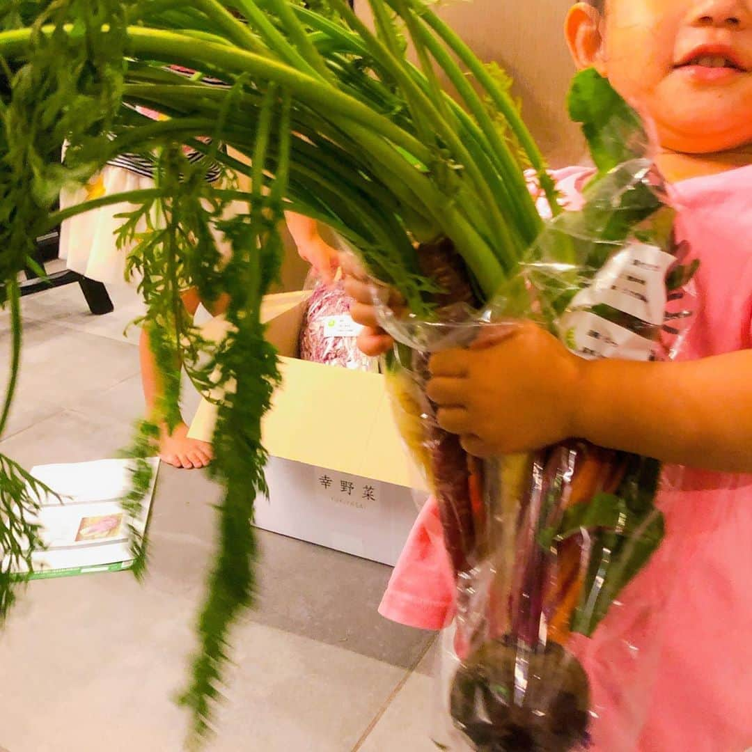 優木まおみさんのインスタグラム写真 - (優木まおみInstagram)「一足先に幸野菜届いた^_^  星型のズッキーニや、紫のカリフラワーなど、２人とも見たことない野菜に大興奮。  こういうのも食育だね。  保存方法が一つ一つ書いてある丁寧さに感動。  食べるのが楽しみ^_^  #幸野菜 #幸也飯」6月23日 20時54分 - yukimaomi