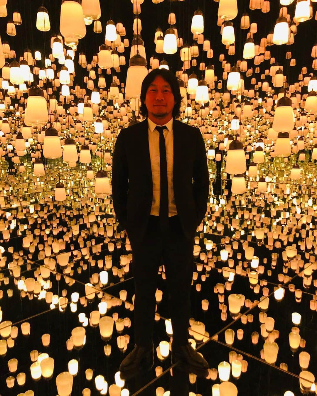 のインスタグラム：「#moëtimperial150thanniversary #久しぶりのブラックスーツ #teamlab #凄い会場を貸し切ってパーティー」