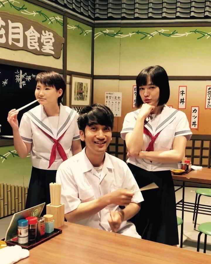 のインスタグラム：「【 #今日のムビート 】  今週の西梅田劇場新喜劇、清水けんじリーダー週の、高校生組でムビート👨‍🎓👩‍🎓 金原早苗さんが僕に中指突き立てるので必死に止めてます😂笑 石井萌々花ちゃんはまだ20歳！ついこないだまで高校生😂  #ムビート #iPhone #アプリ#動画 #音楽 #動画映え #自撮り #セルフィー #インスタ映え #ムービージェニック #編集 #加工 #簡単 #動画編集 #動画編集アプリ #おもしろ #ゴージャス #Instagram #TikTok #でも使えるよ #吉本新喜劇 #新喜劇 #よしもと新喜劇 #fm802」